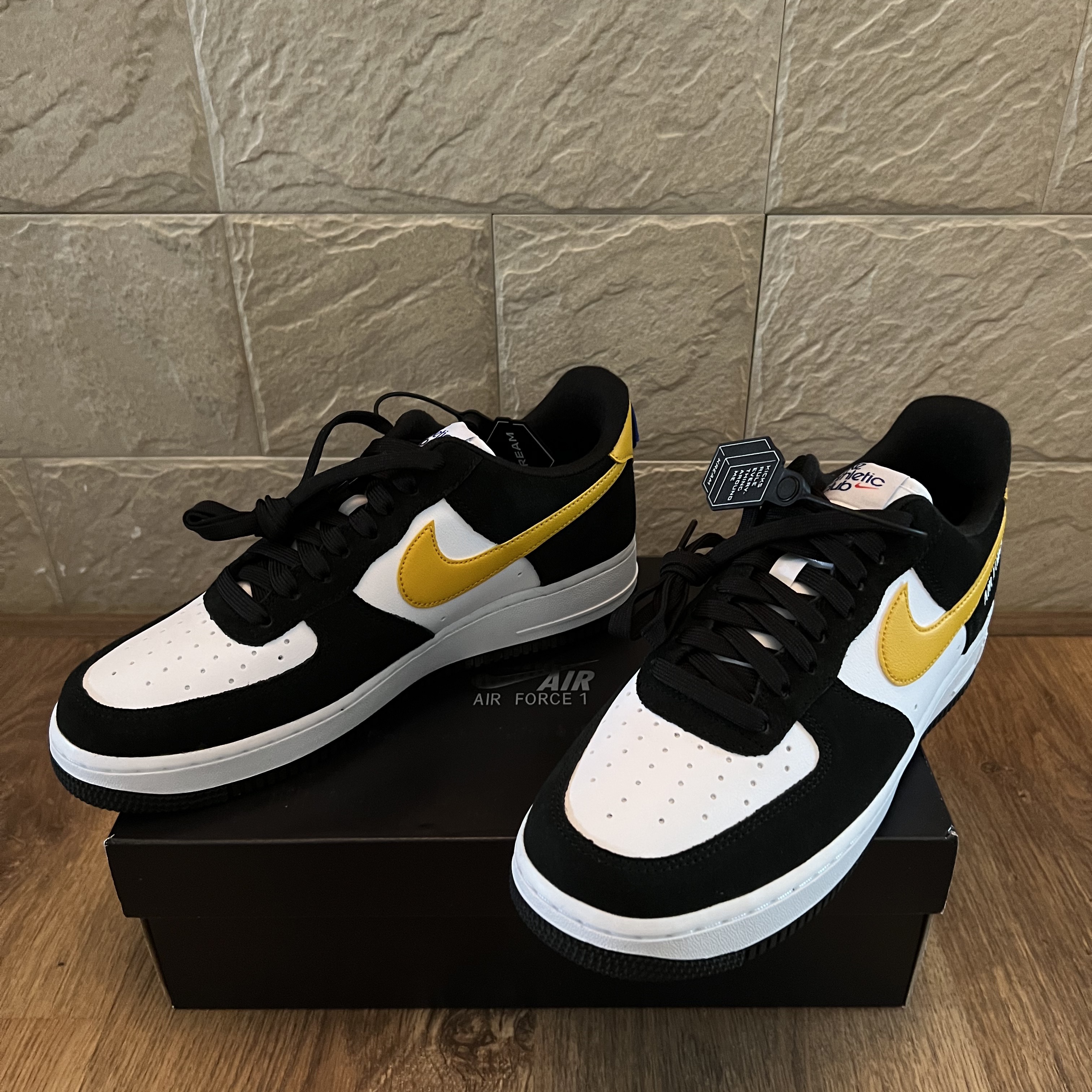 Nike Air Force 1 '07 LV8 Athletic Club Black Dark Sulfur 착용 스타일 - 3