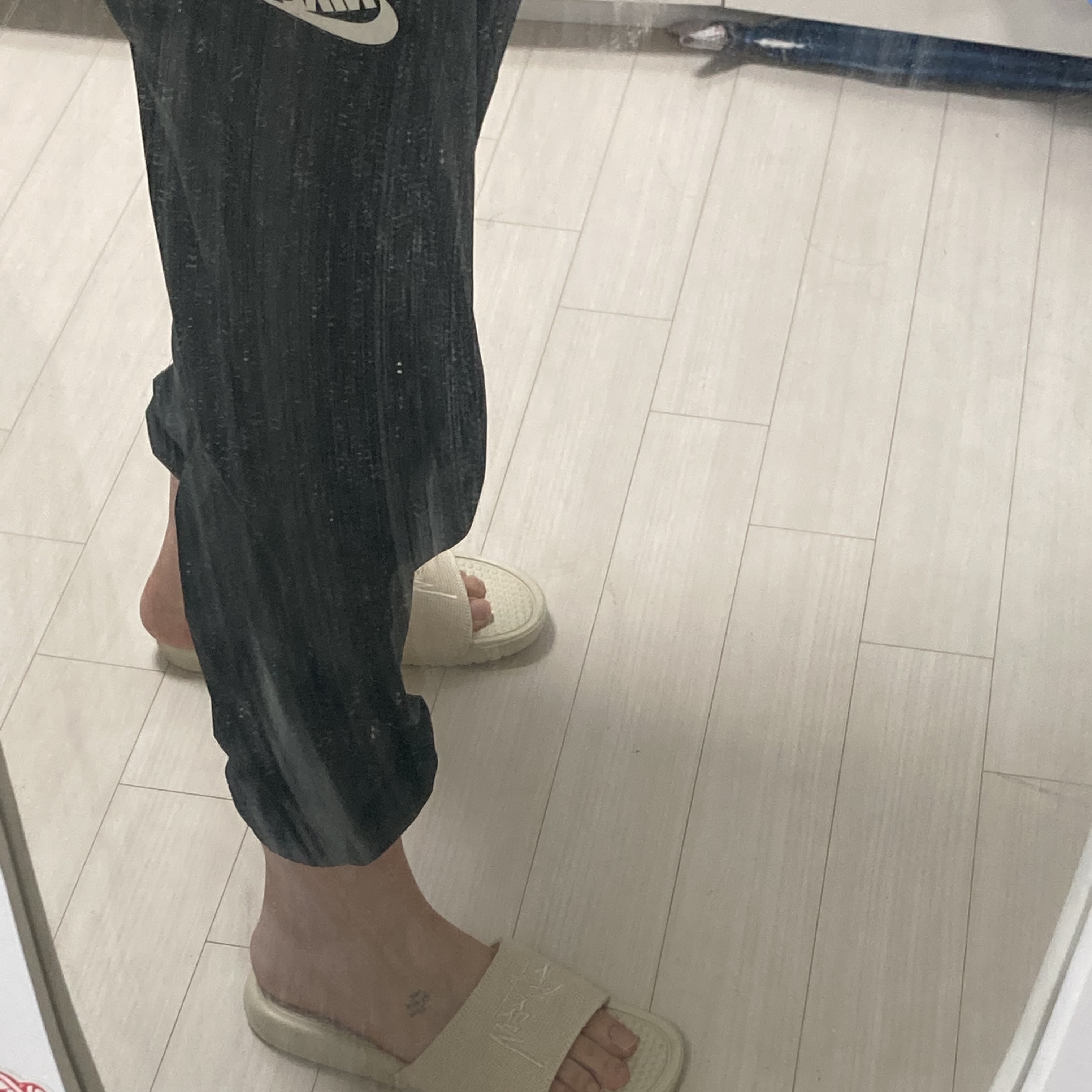 Nike x Stussy Benassi Hemp Slide Fossil Stone 착용 스타일 - 2