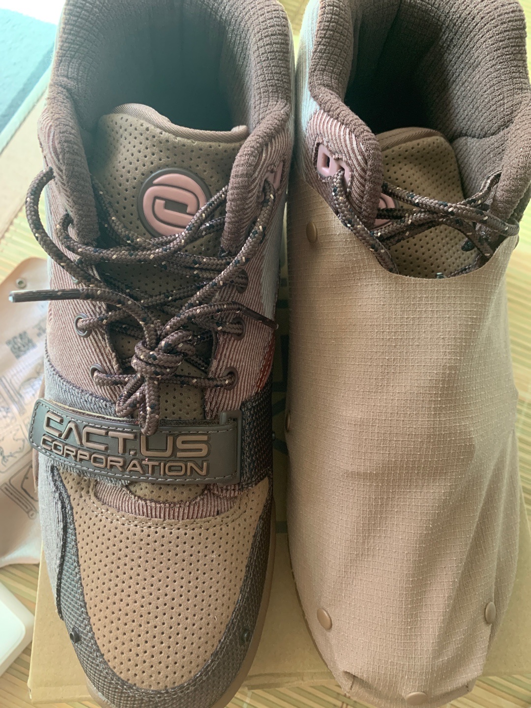 Nike x Travis Scott Air Trainer 1 Archaeo Brown and Rust Pink 착용 스타일