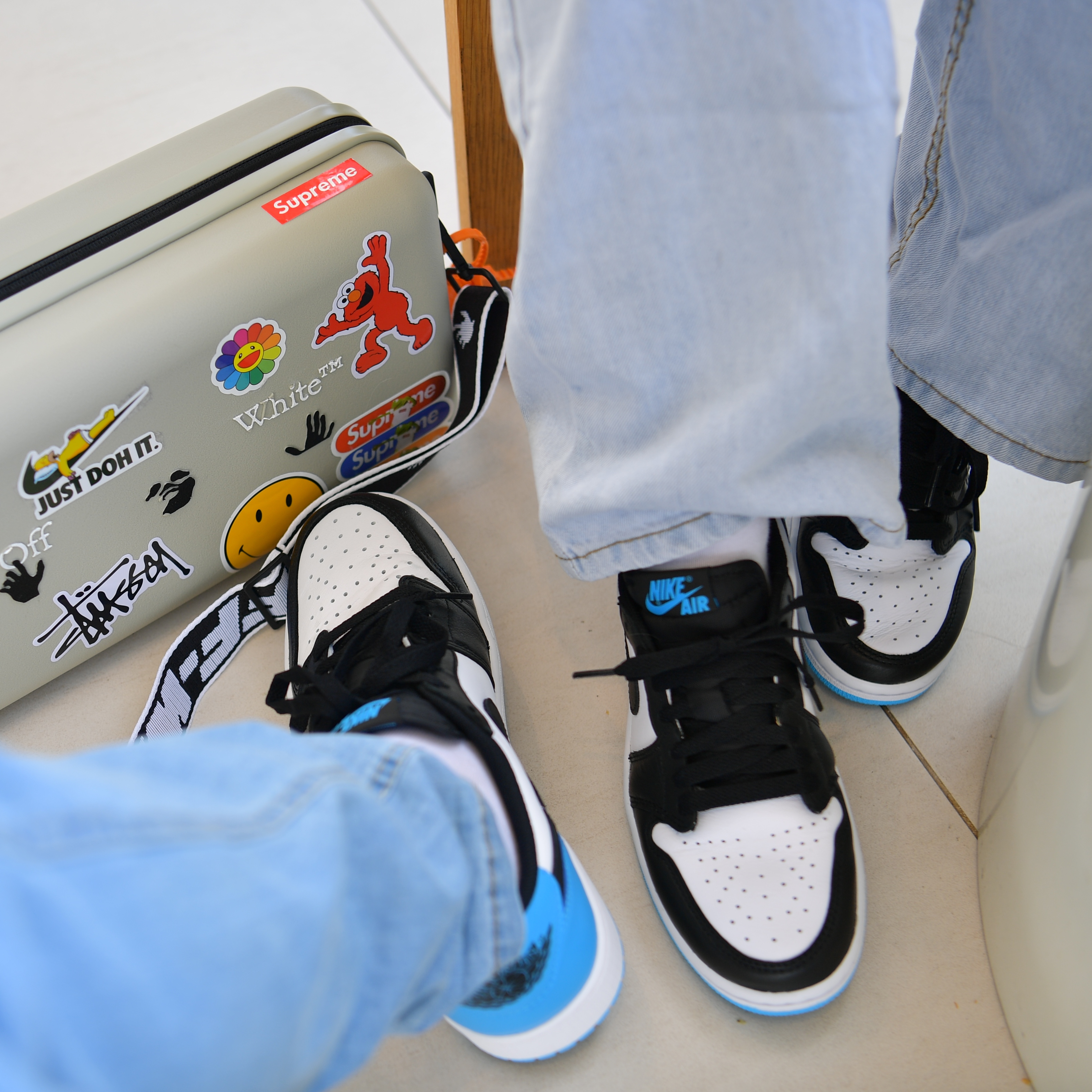 Jordan 1 Retro Low OG Black and Dark Powder Blue, Off-White x Amore Pacific Protection Box (Without Cosmetics) 착용 스타일 - 4