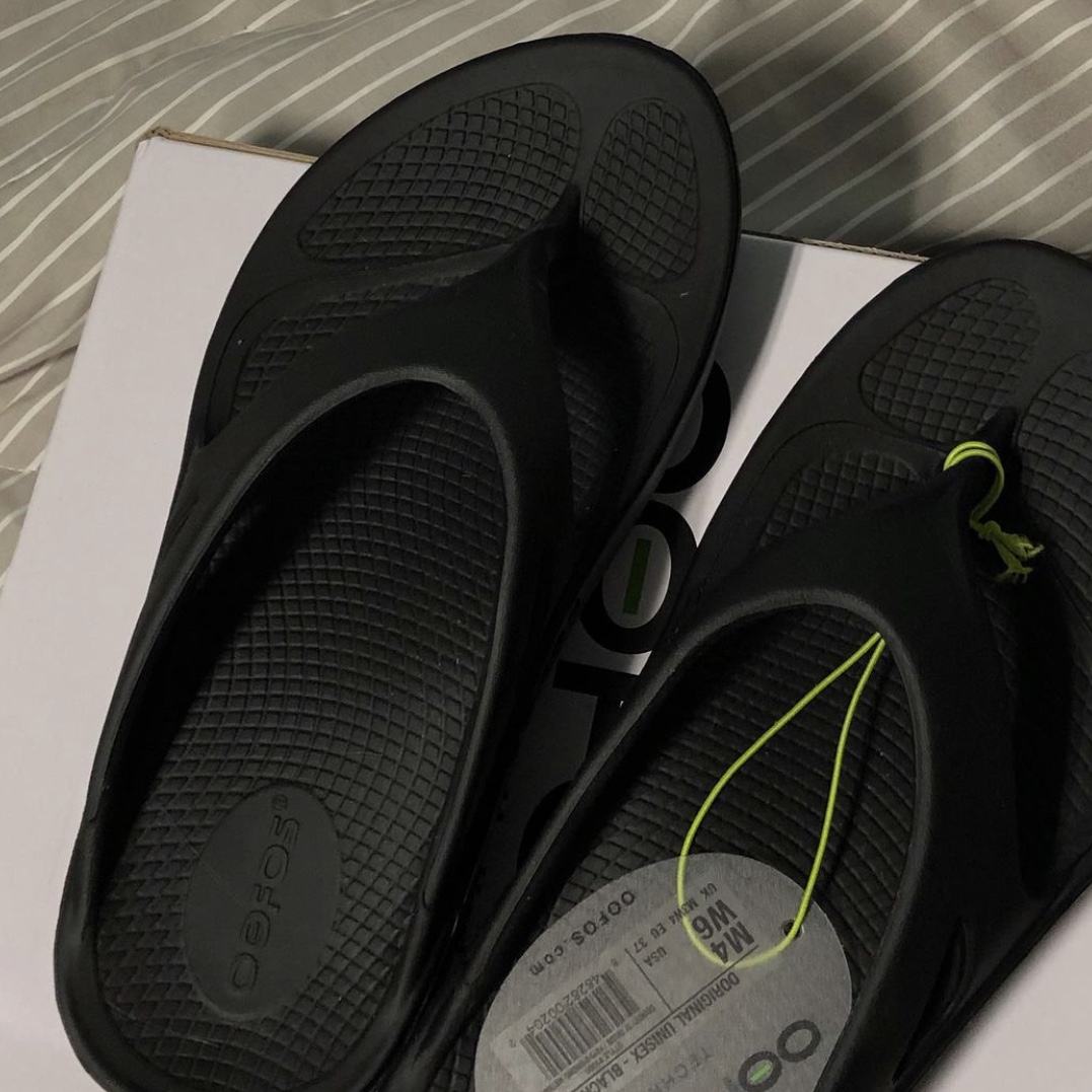 Oofos OOriginal Black 착용 스타일