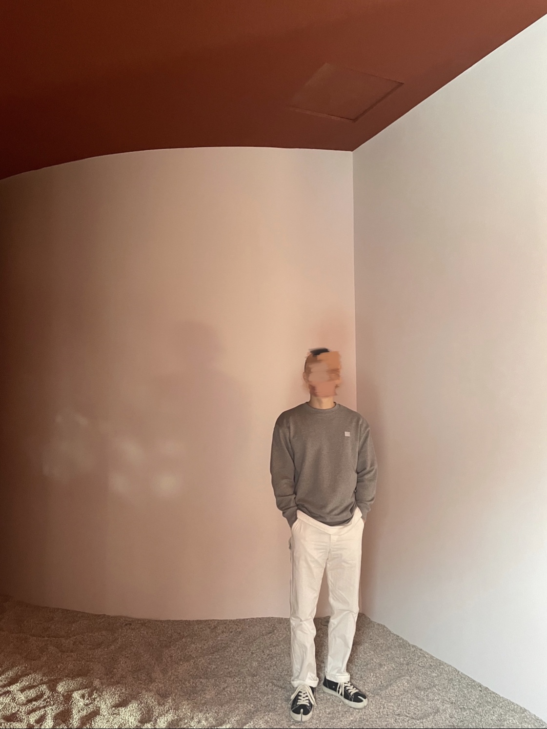 Maison Margiela Tabi Low Black, Acne Studios Forba Face Crewneck Sweatshirt Light Grey Melange 착용 스타일
