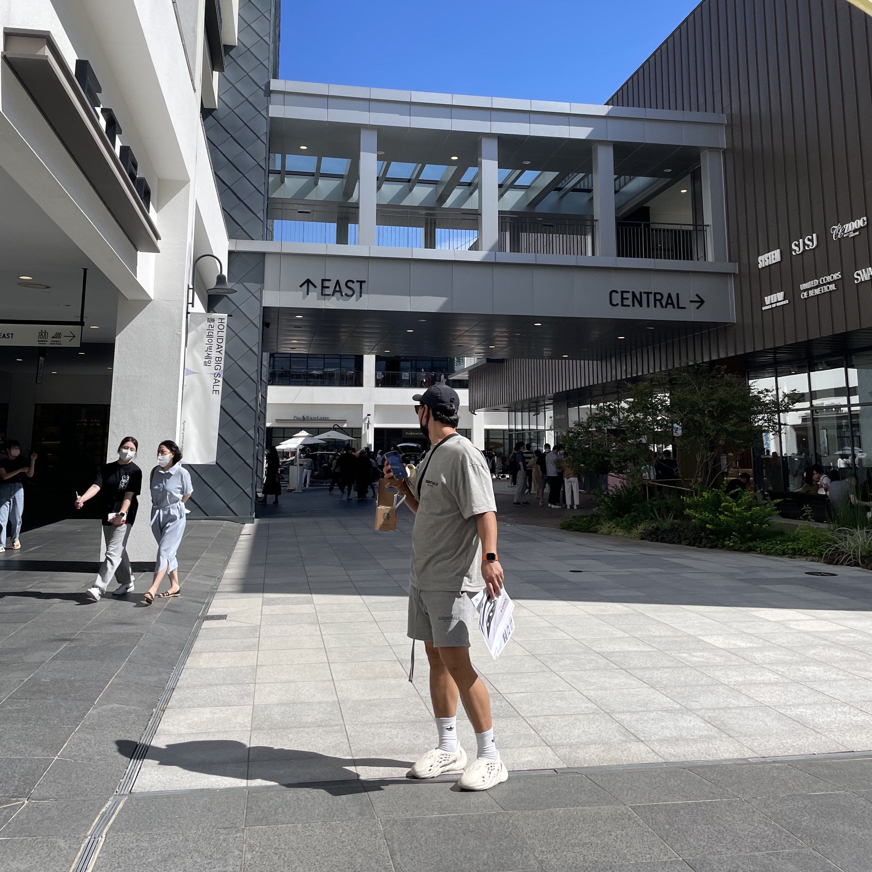 Adidas Yeezy Foam RNNR Sand, Essentials The Core Collection Sweatshorts Heather Oatmeal 착용 스타일 - 1