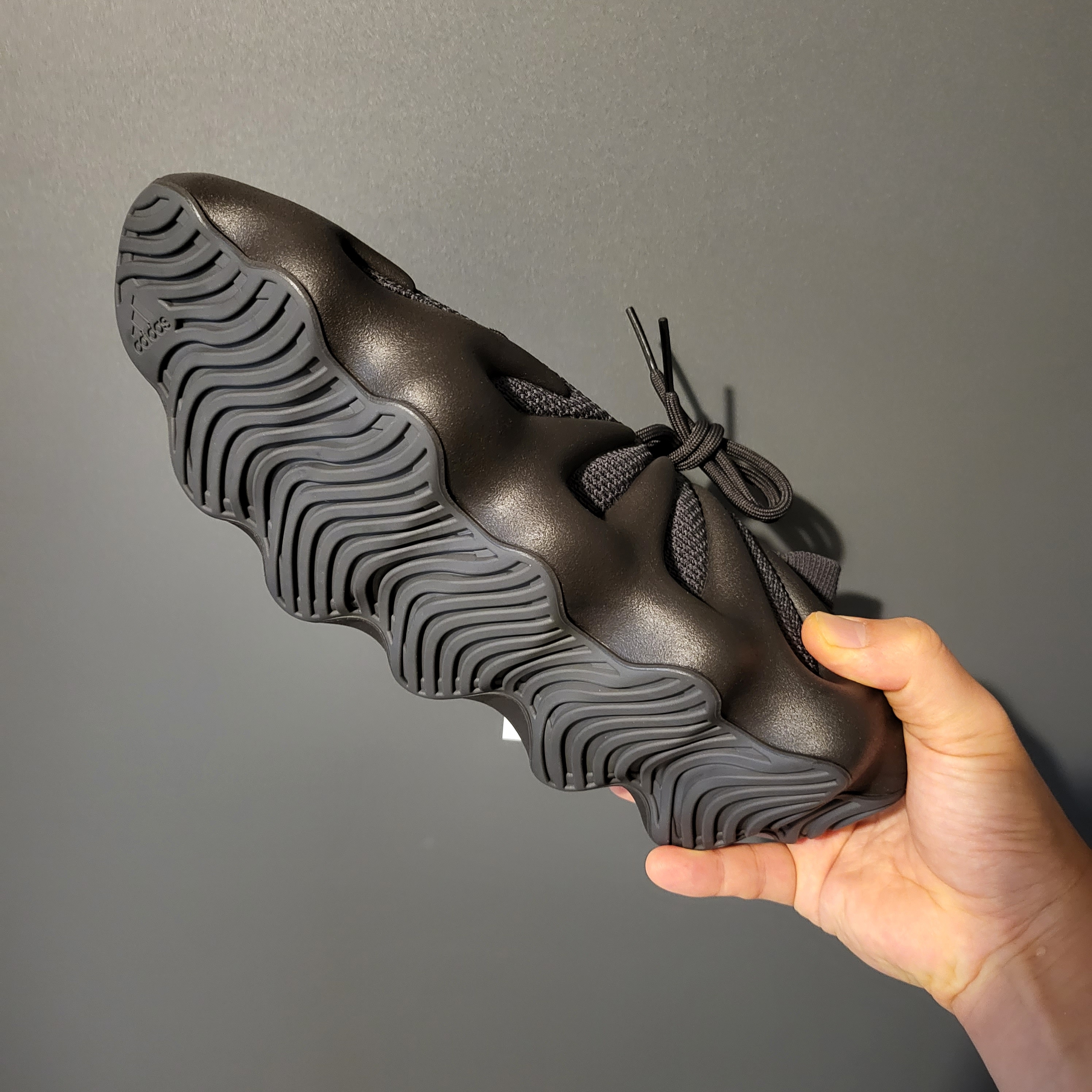 Adidas Yeezy 450 Utility Black 착용 스타일 - 3