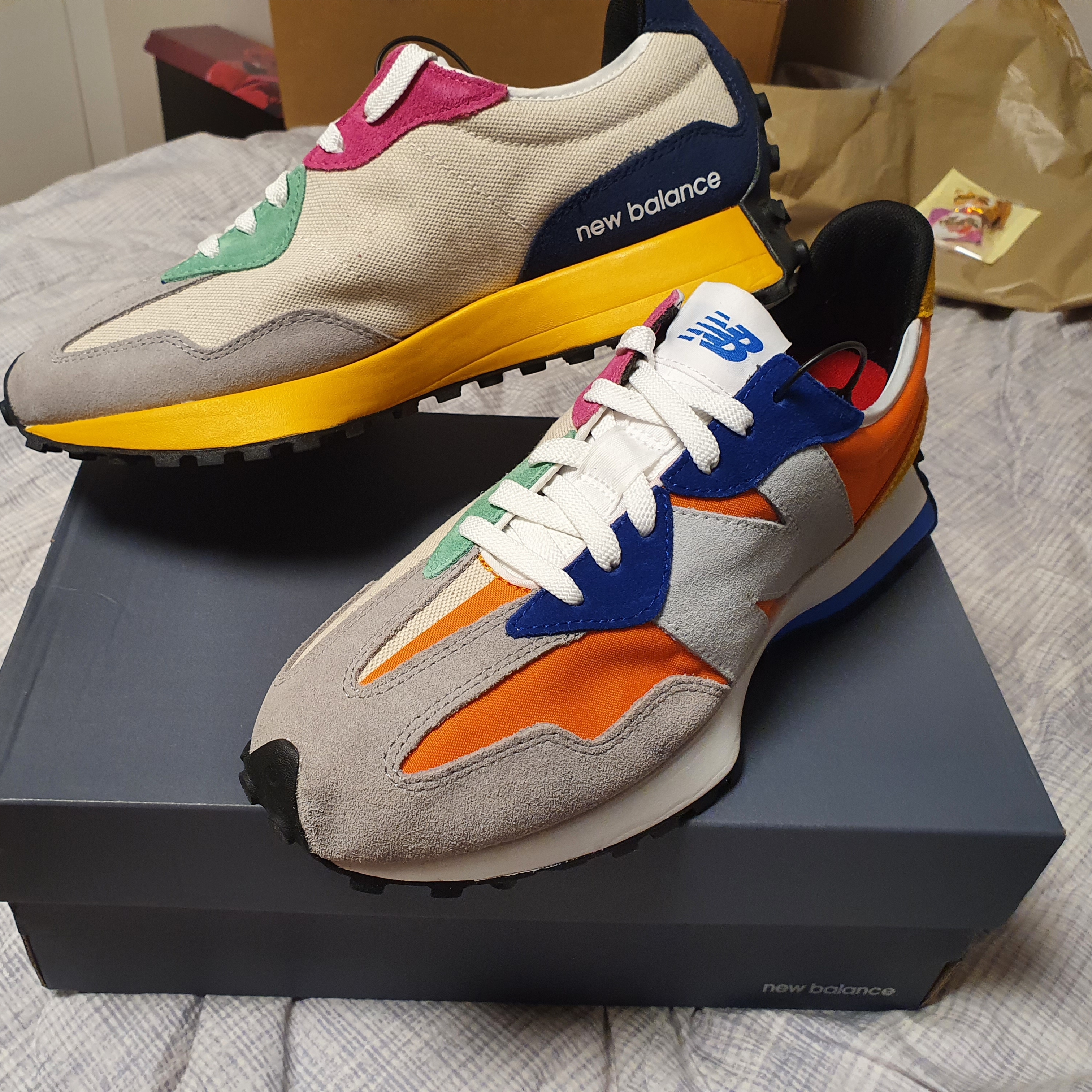 New Balance 327 Tan Orange Blue 착용 스타일