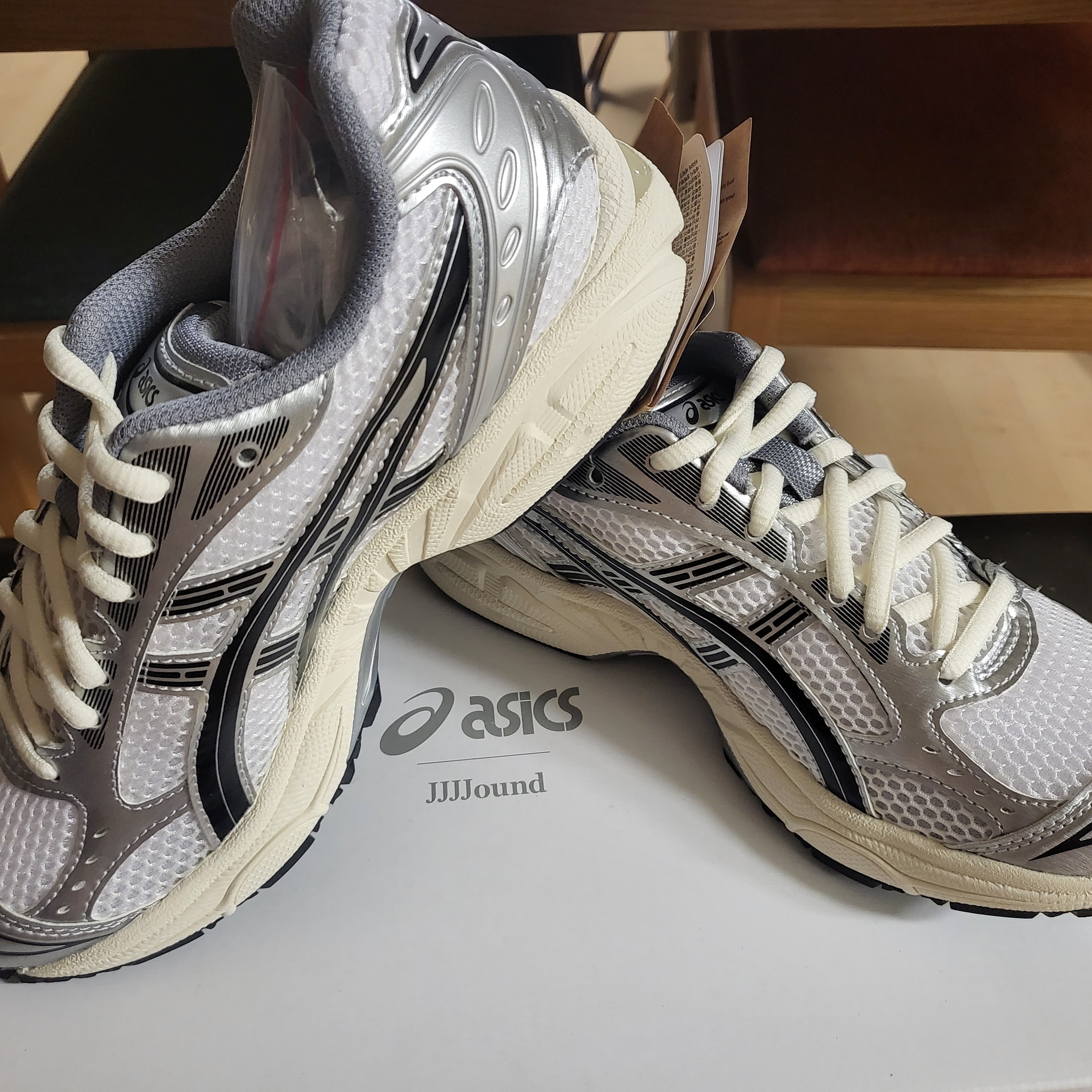 Asics x JJJJound Gel-Kayano 14 Silver Black 착용 스타일 - 2