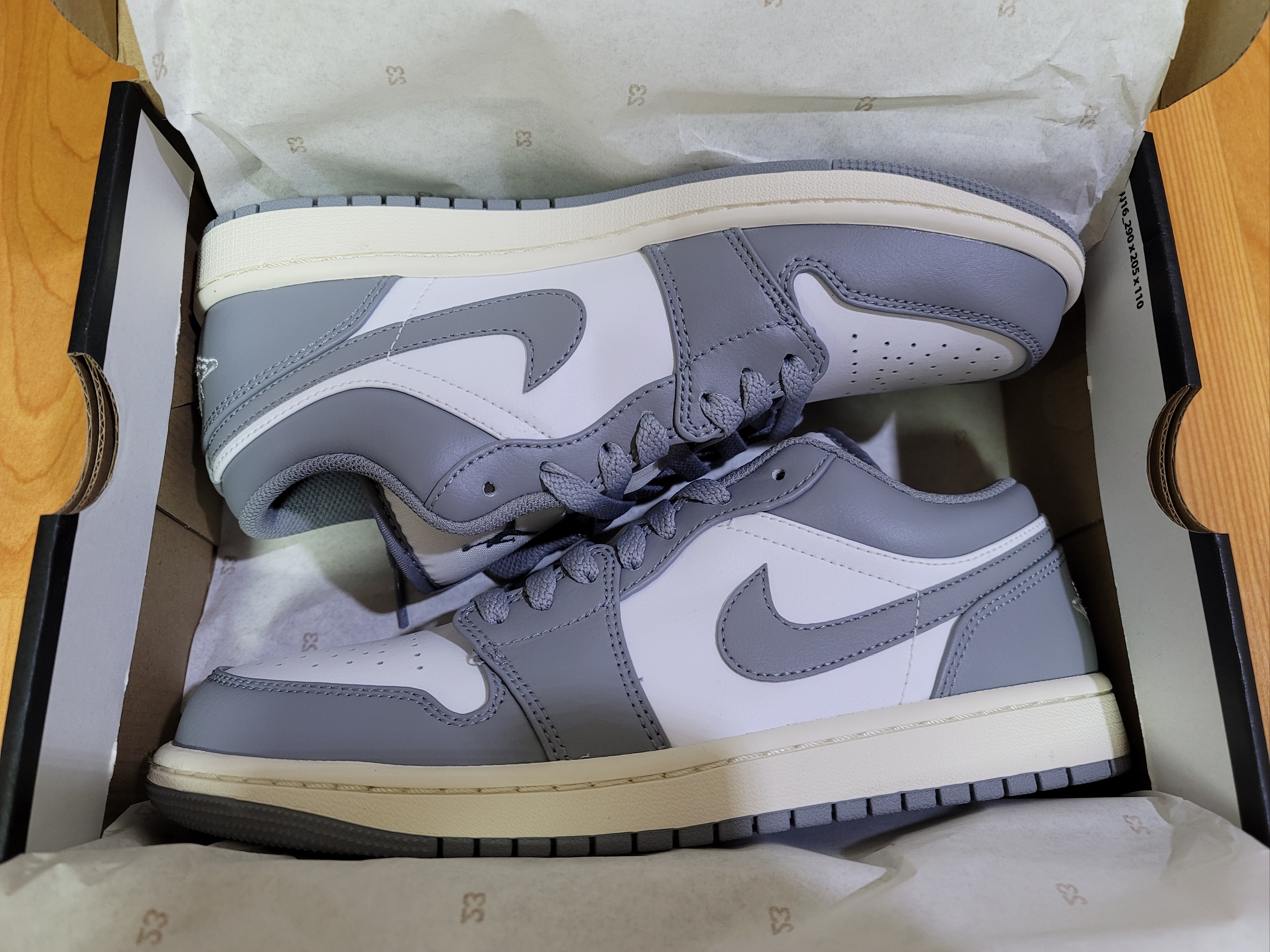 Jordan 1 Low Stealth and White 착용 스타일