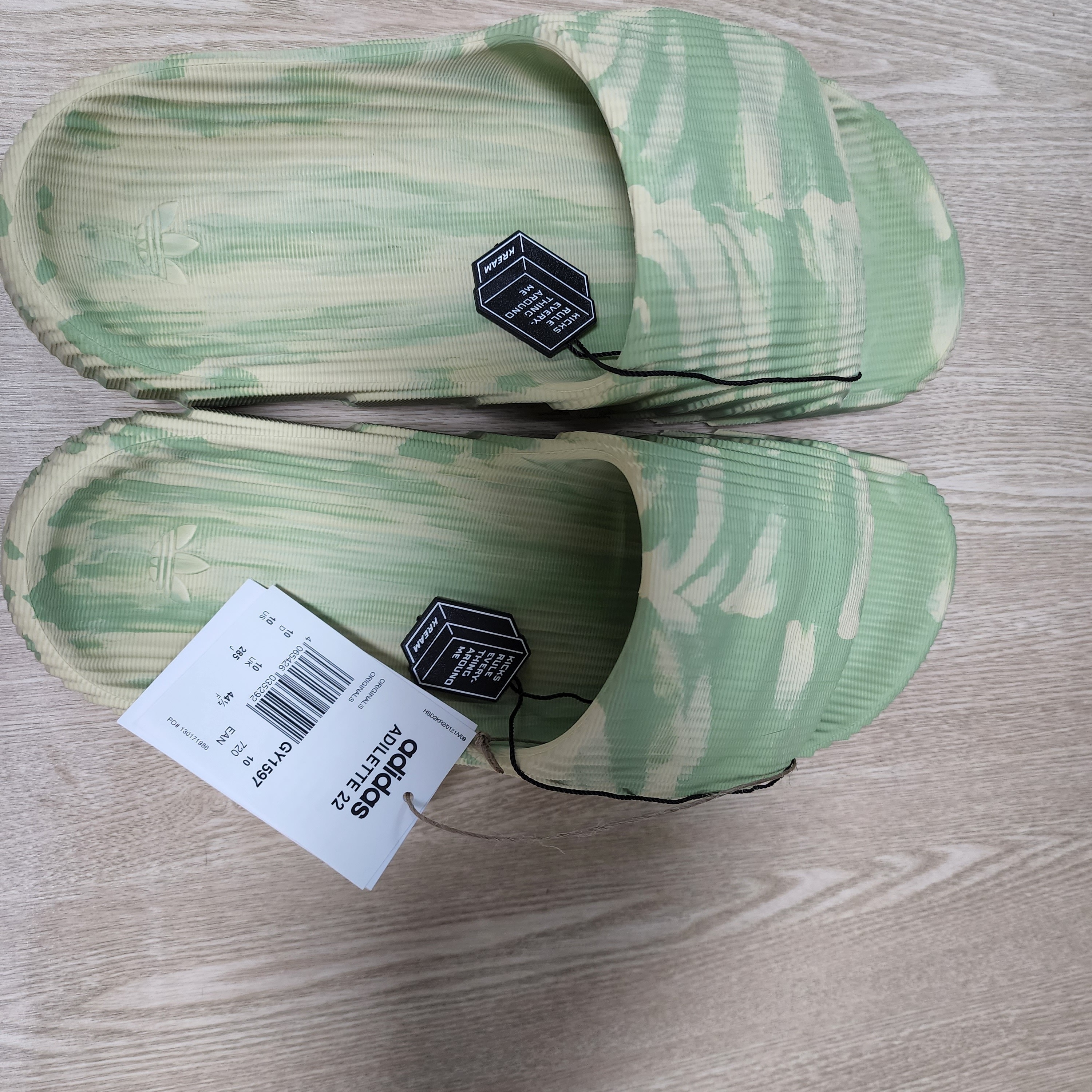 Adidas Adilette 22 Magic Lime Desert Sand, Adidas Adilette 22 Carbon Aluminium 착용 스타일 - 1