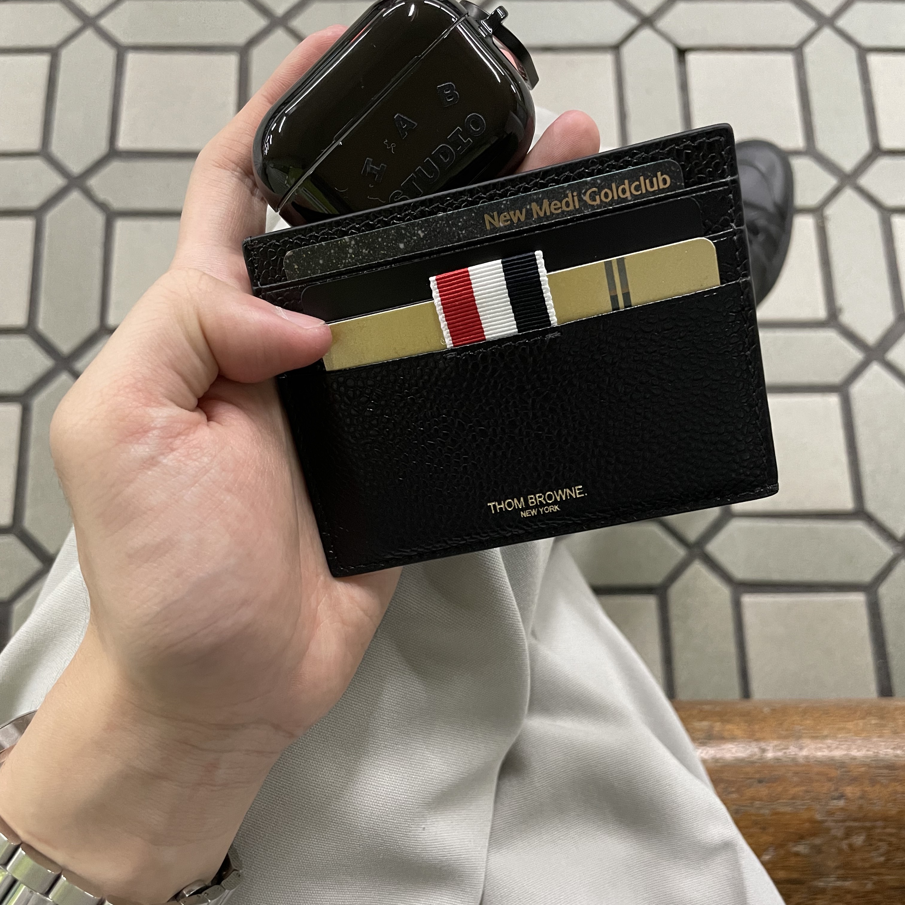 Thom Browne Pebble Grain Leather Stripe Note Compartment Card Holder Black, Casetify x IAB Studio Single Black Logo AirPods Pro Case Black 착용 스타일