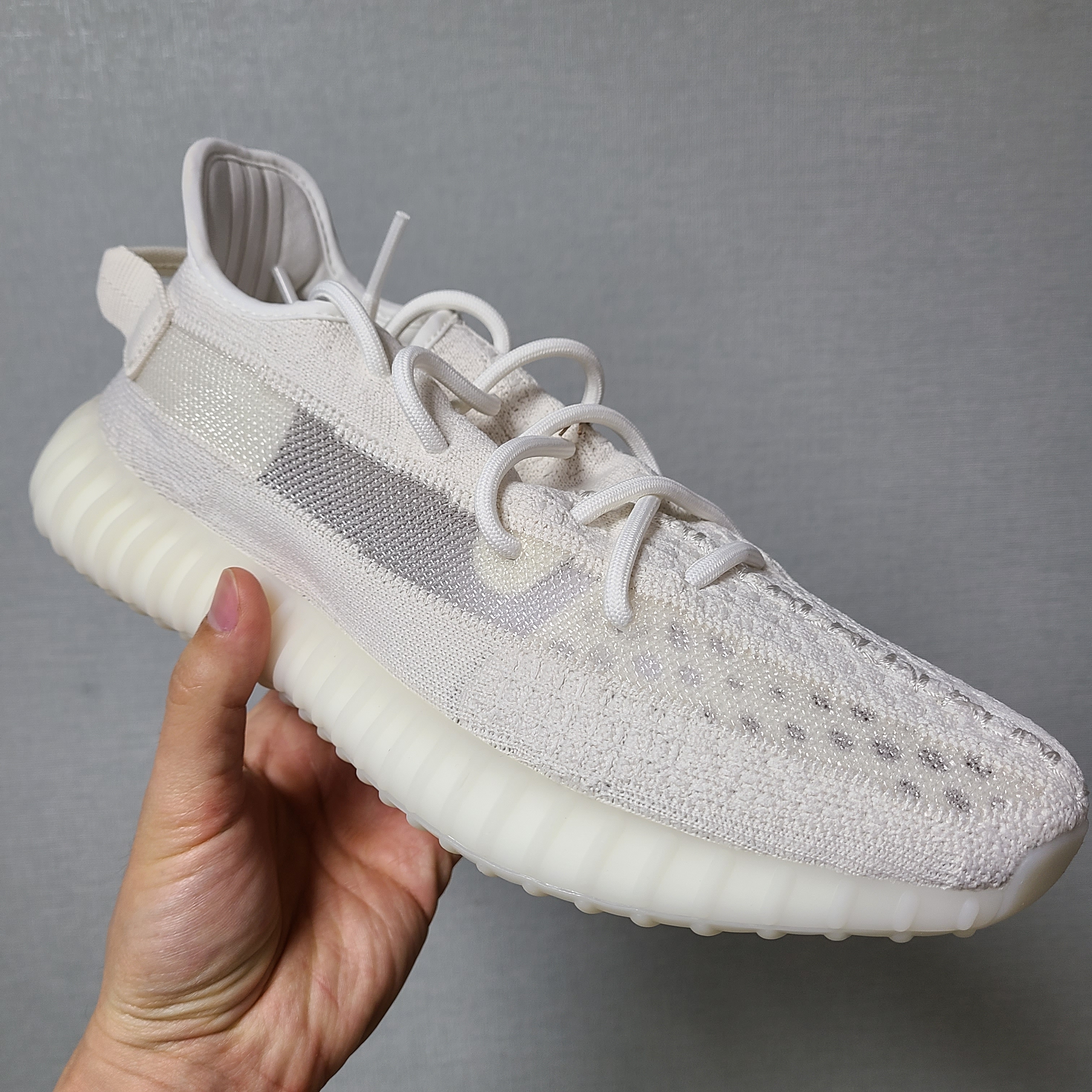 Adidas Yeezy Boost 350 V2 Bone 착용 스타일 - 3