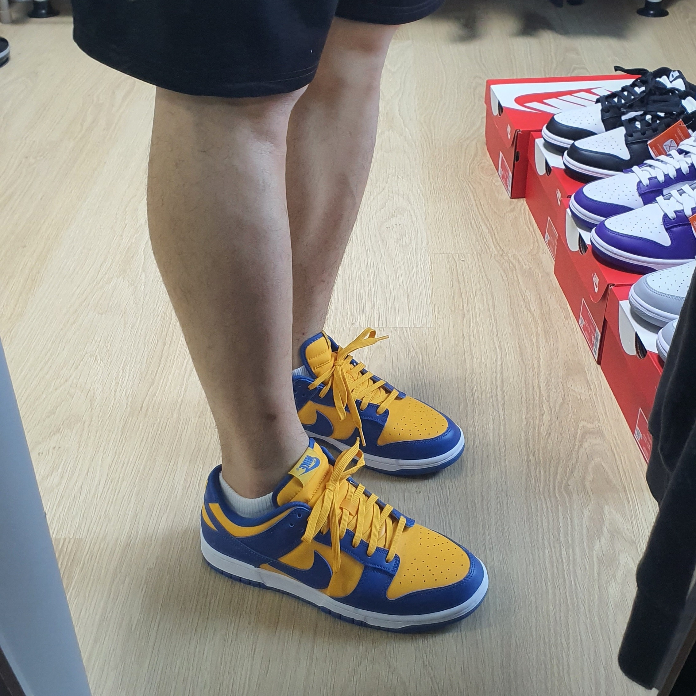 Nike Dunk Low Retro Blue Jay and University Gold 착용 스타일 - 4