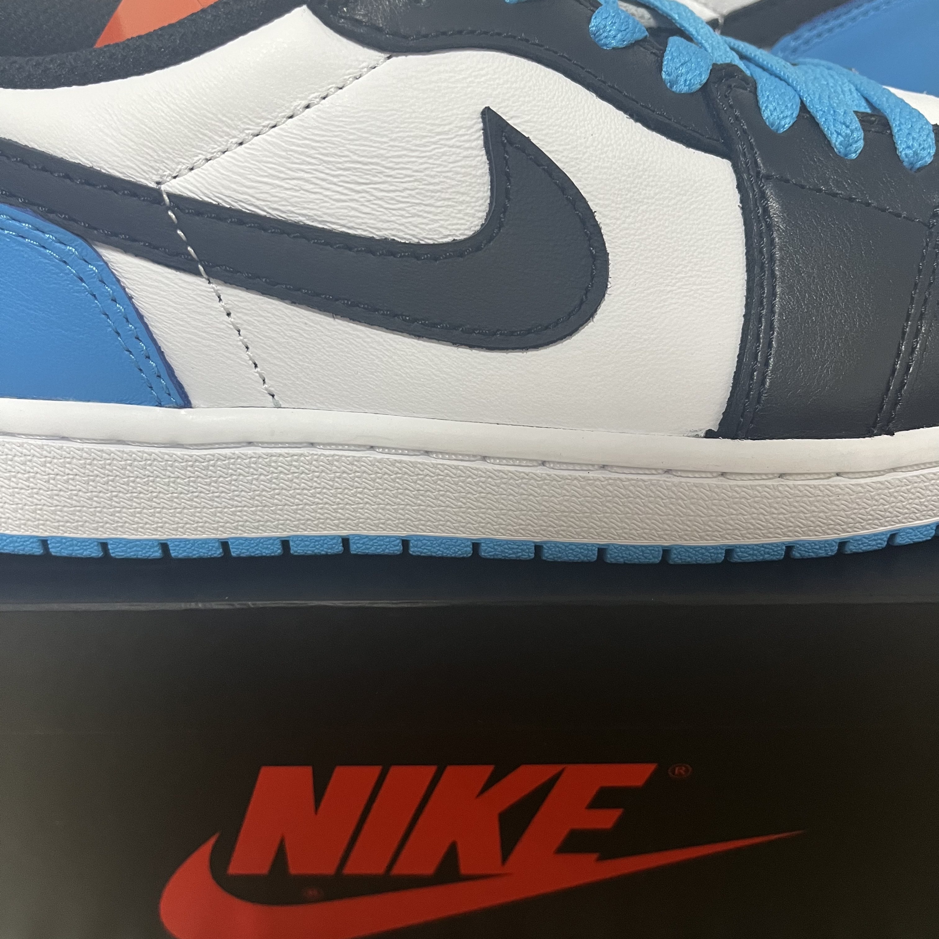 Jordan 1 Retro Low OG Black and Dark Powder Blue 착용 스타일 - 4