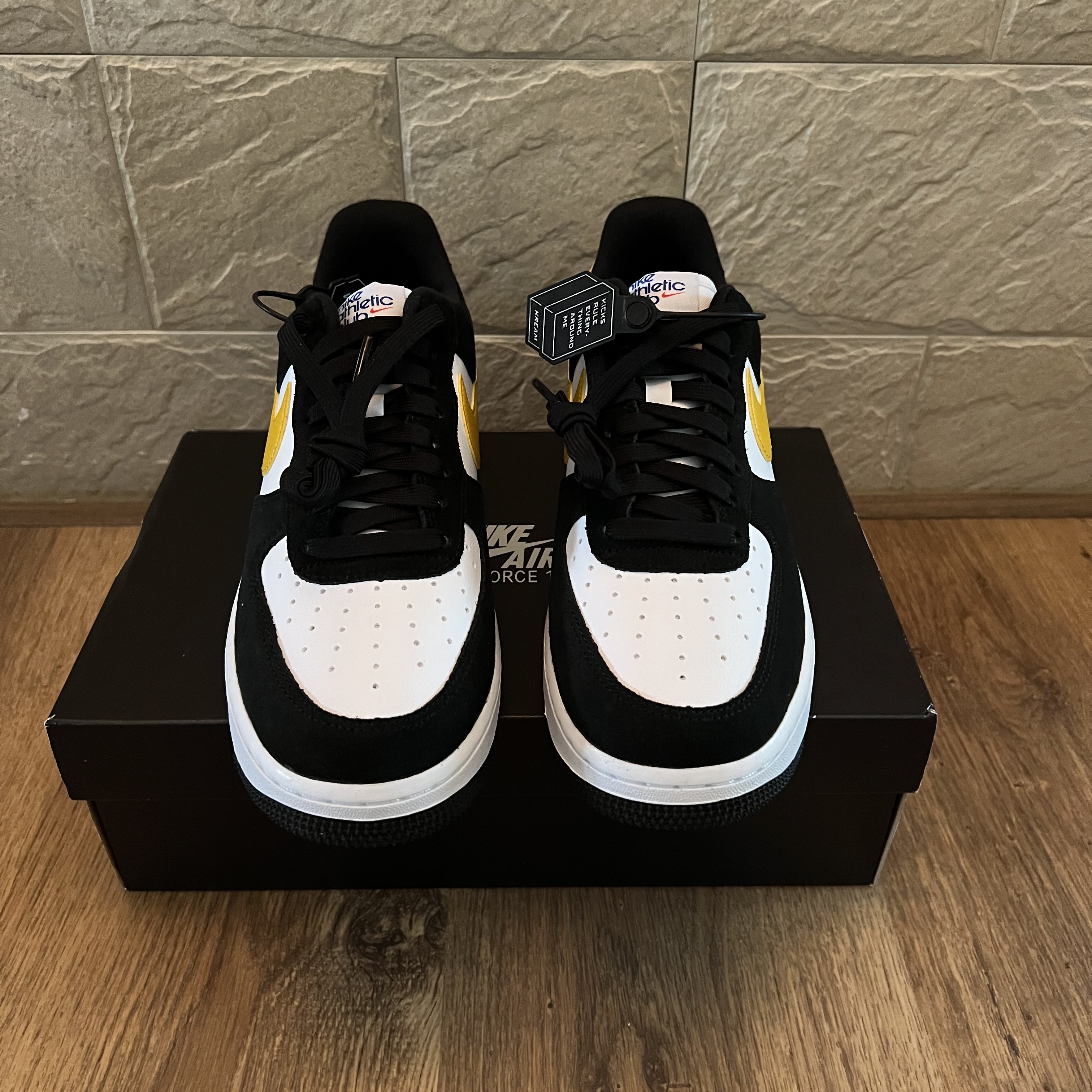 Nike Air Force 1 '07 LV8 Athletic Club Black Dark Sulfur 착용 스타일 - 1