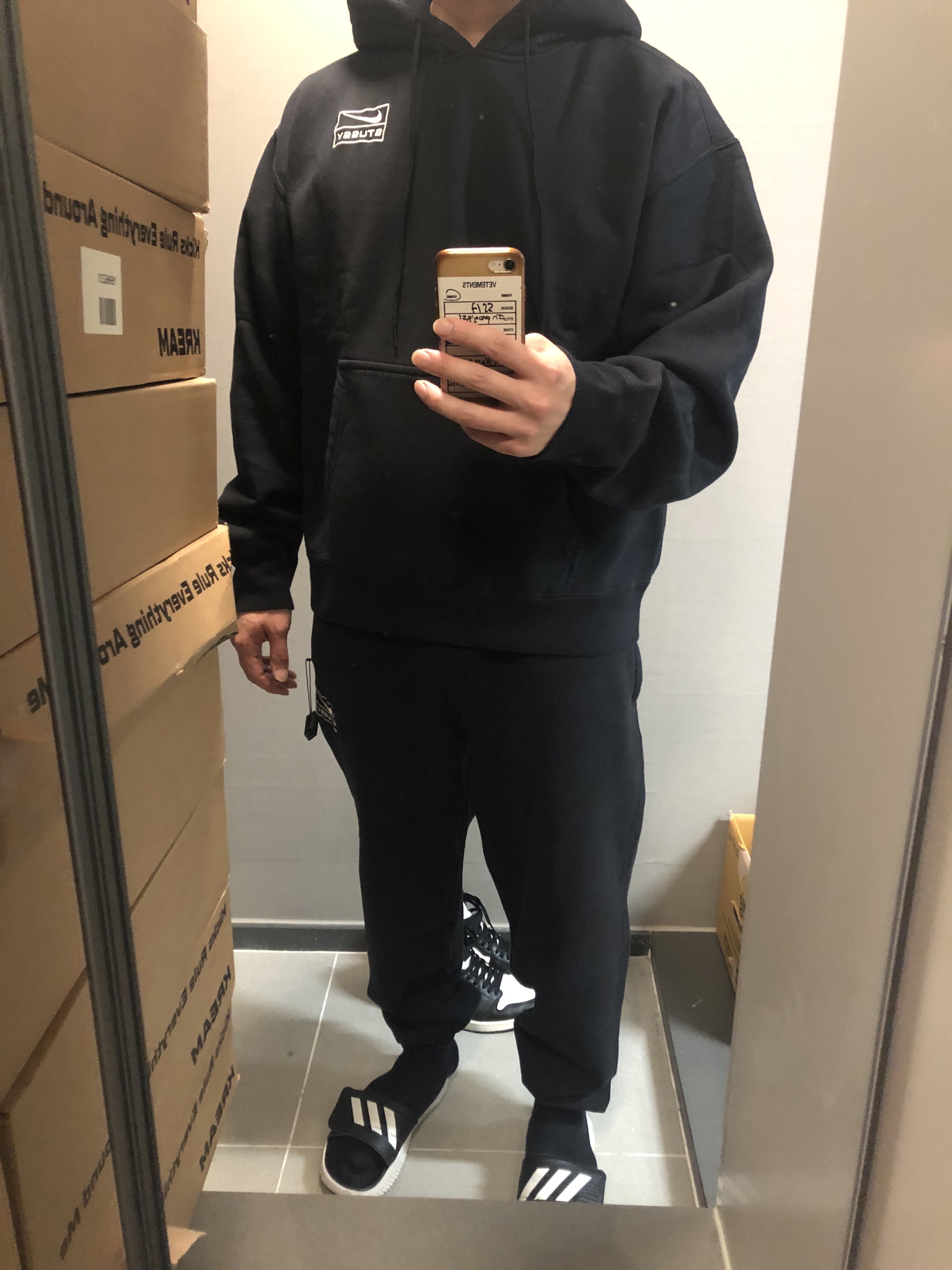 Nike x Stussy NRG RA Washed Pullover Hoodie Black (DN4028-010), Nike x Stussy NRG RA Washed Fleece Pants Black (DN4030-010) 착용 스타일