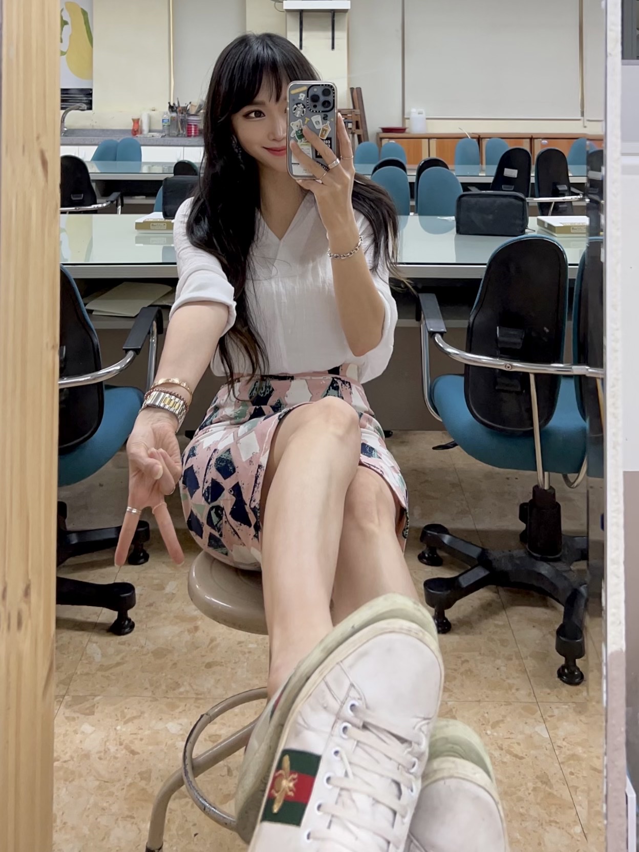 Gucci Ace Embroidered Bee, Casetify x Starbucks Icon Impact iPhone Case Clear 착용 스타일 - 2