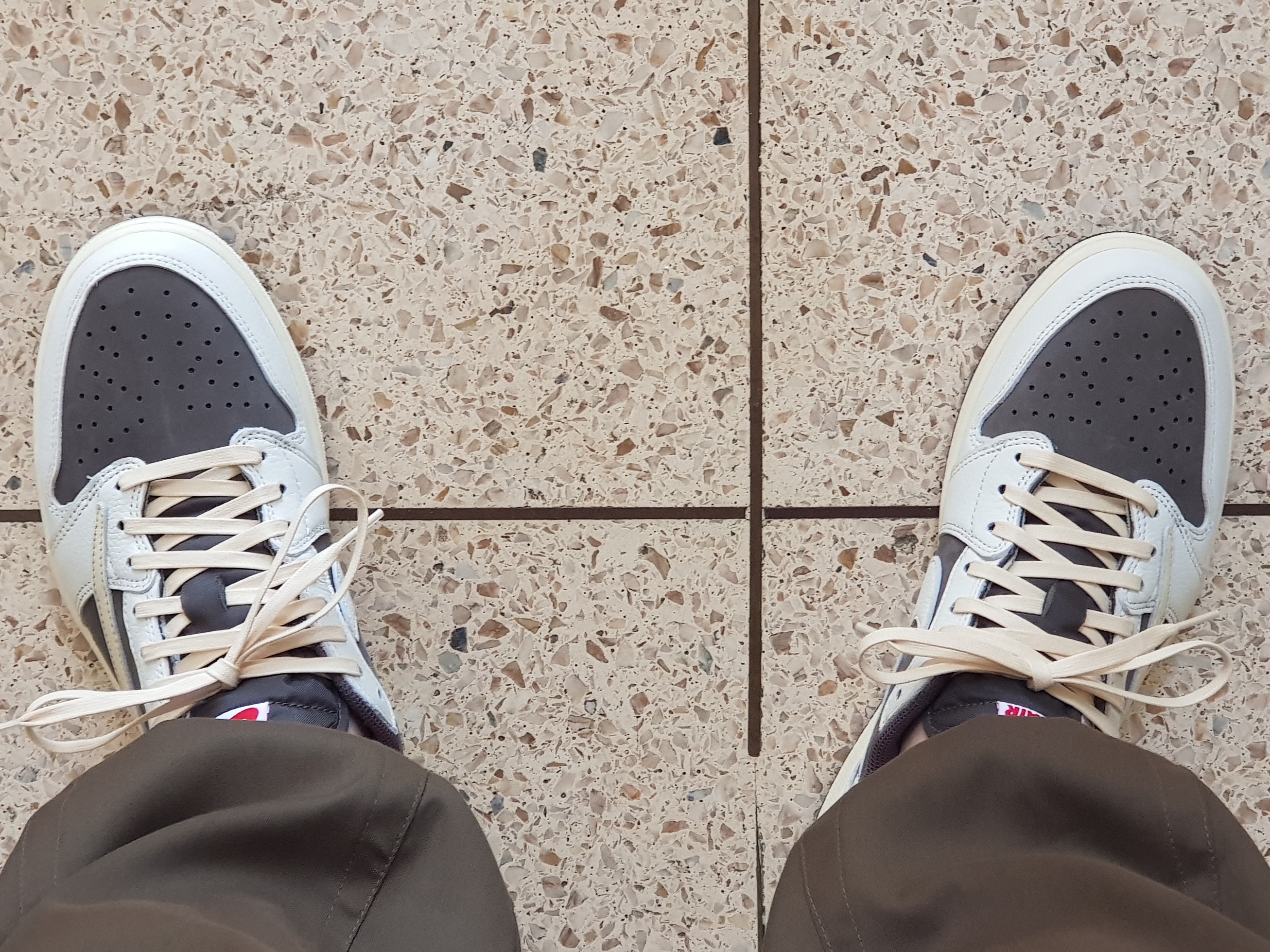 Jordan 1 x Travis Scott Retro Low OG SP Sail and Ridgerock 착용 스타일