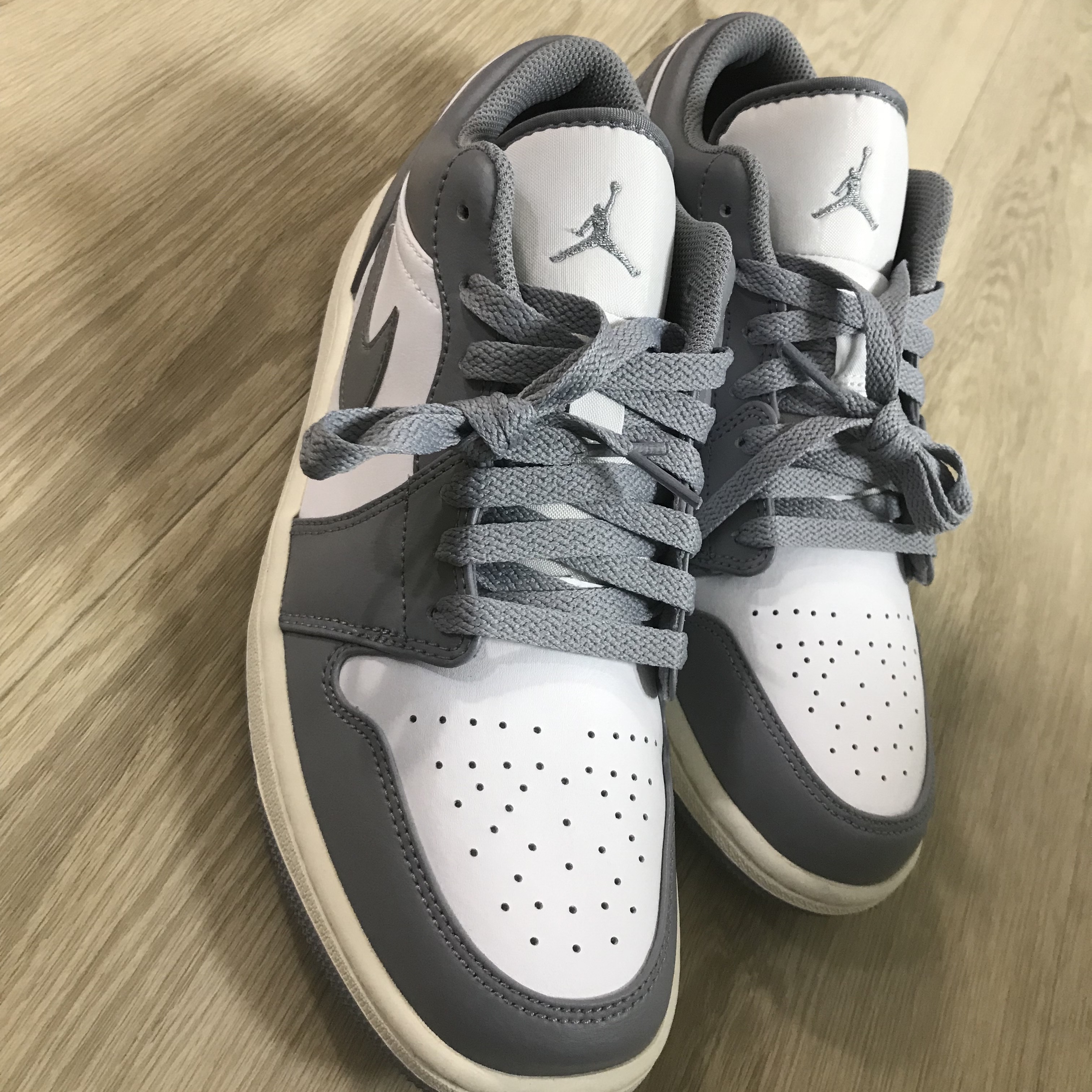 Jordan 1 Low Stealth and White 착용 스타일