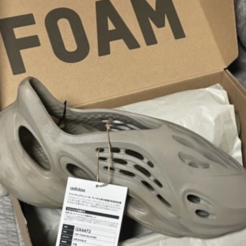 Adidas Yeezy Foam RNNR Stone Sage 착용 스타일
