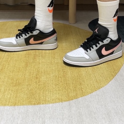Jordan 1 Low Grey Fog Black Bleached Coral 착용 스타일 - 2
