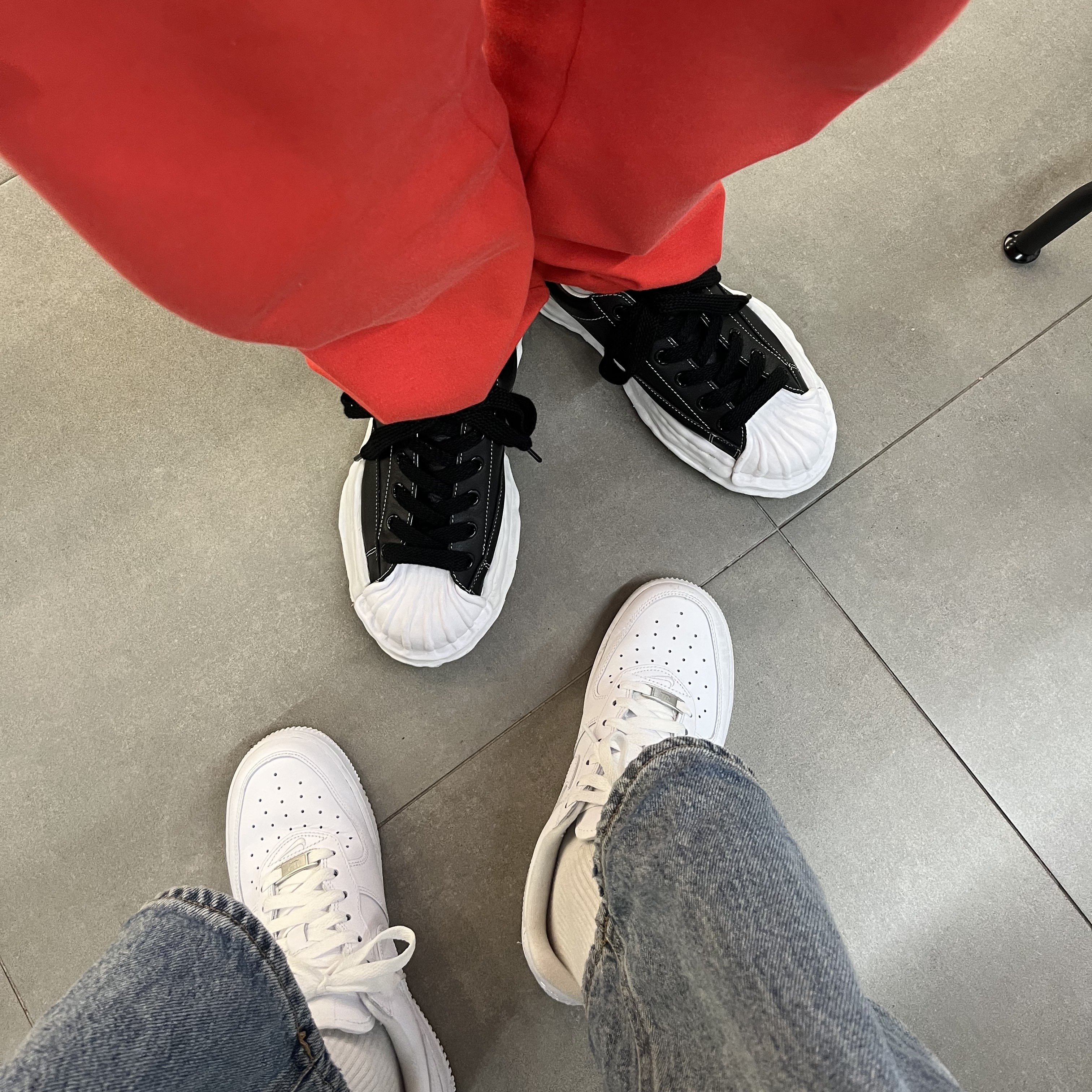 Nike x Supreme Air Force 1 Low White, Maison Mihara Yasuhiro Blakey OG Sole Leather Low-top Sneakers Black 착용 스타일 - 1