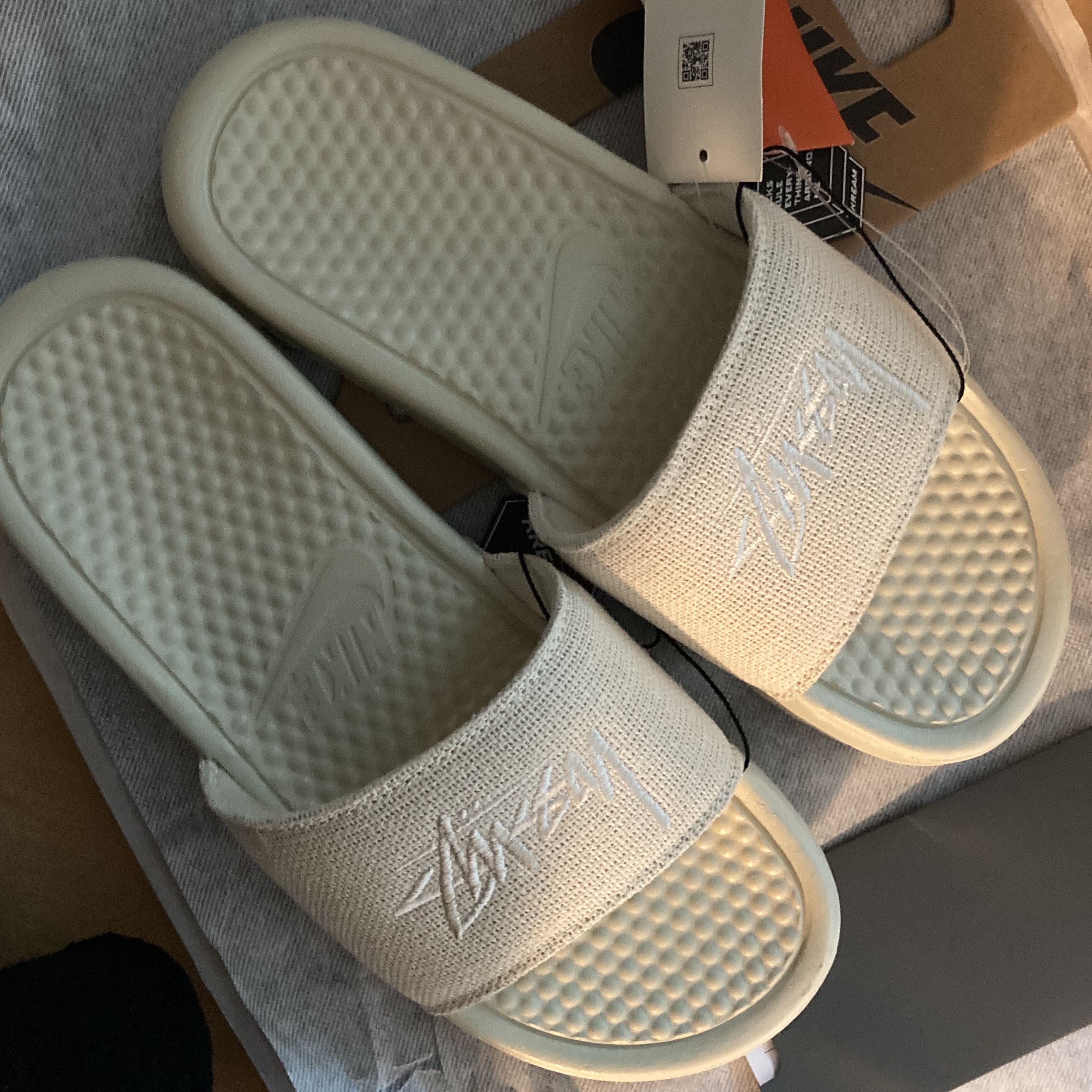 Nike x Stussy Benassi Hemp Slide Fossil Stone 착용 스타일 - 1