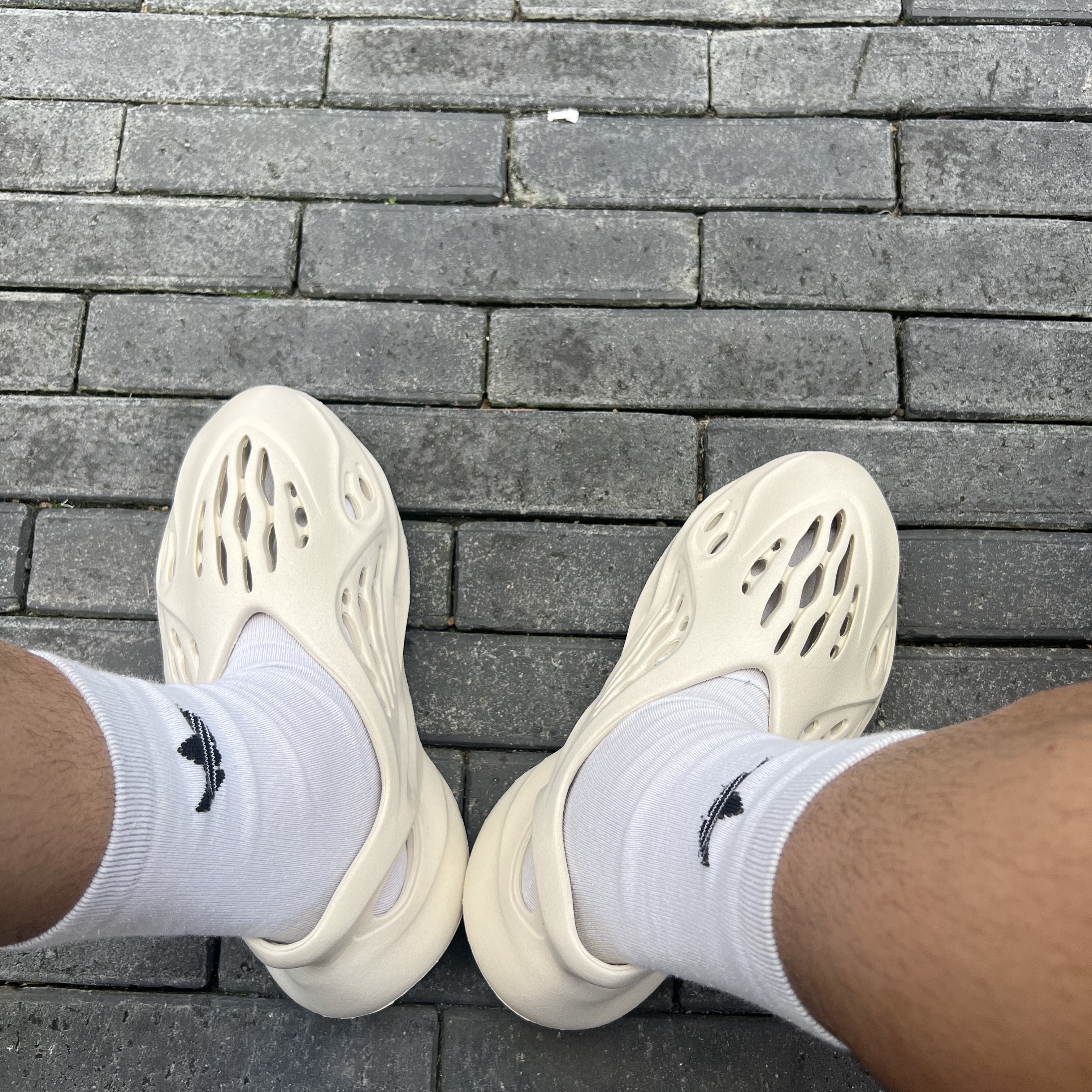 Adidas Yeezy Foam RNNR Sand, Essentials The Core Collection Sweatshorts Heather Oatmeal 착용 스타일 - 2