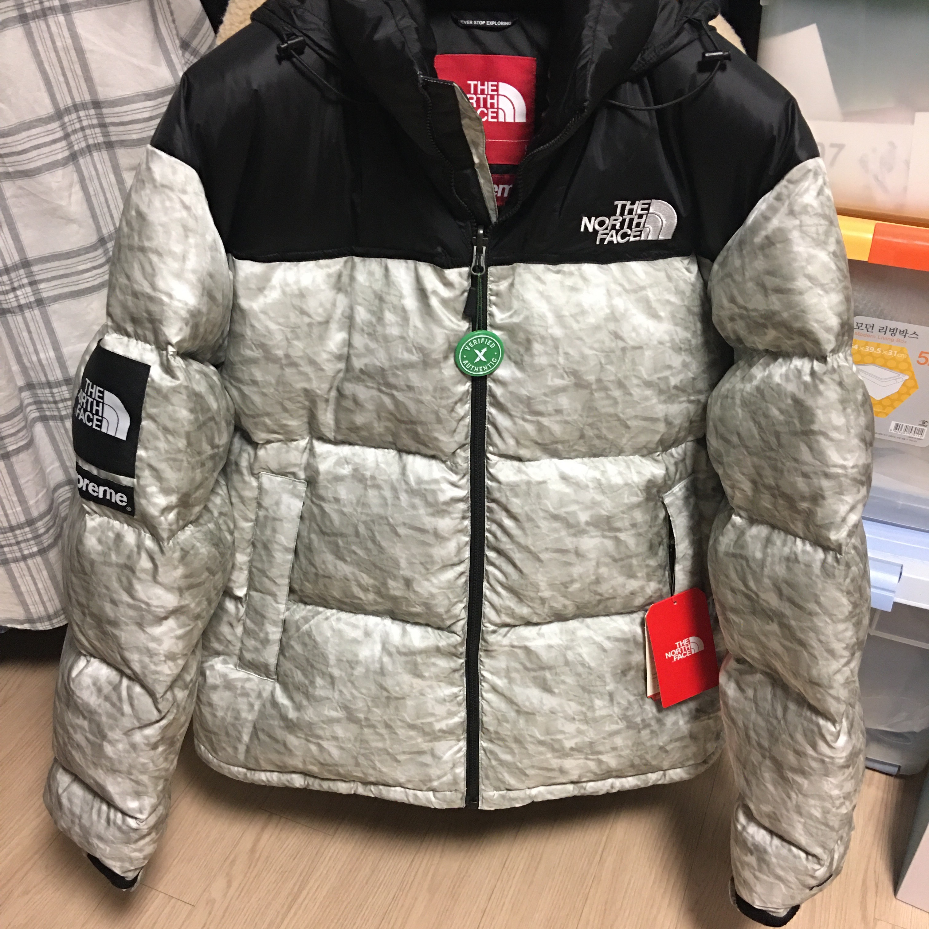 Supreme x The North Face Paper Print Nuptse Jacket - 19FW 착용 스타일 - 2