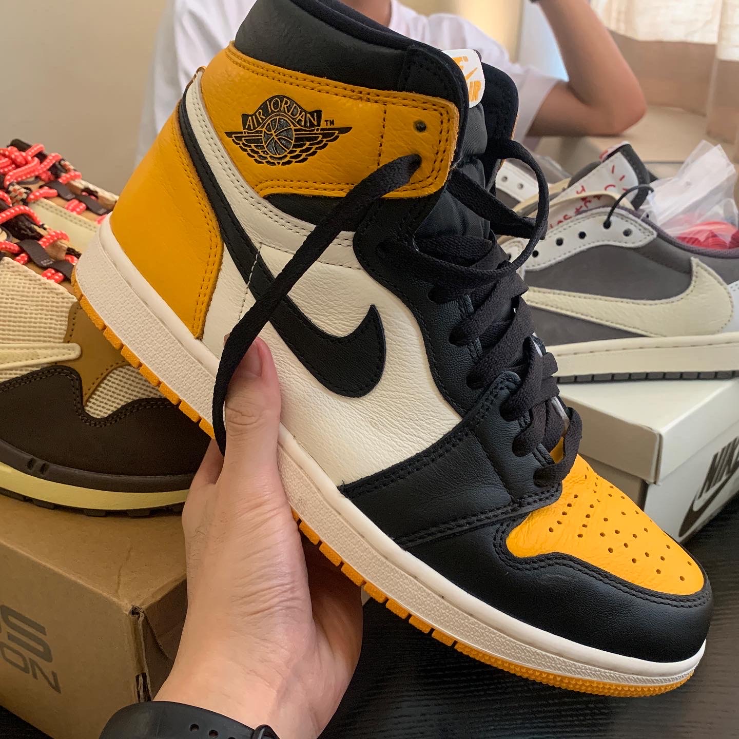 Jordan 1 Retro High OG Taxi, Jordan 1 x Travis Scott Retro Low OG SP Sail and Ridgerock 착용 스타일