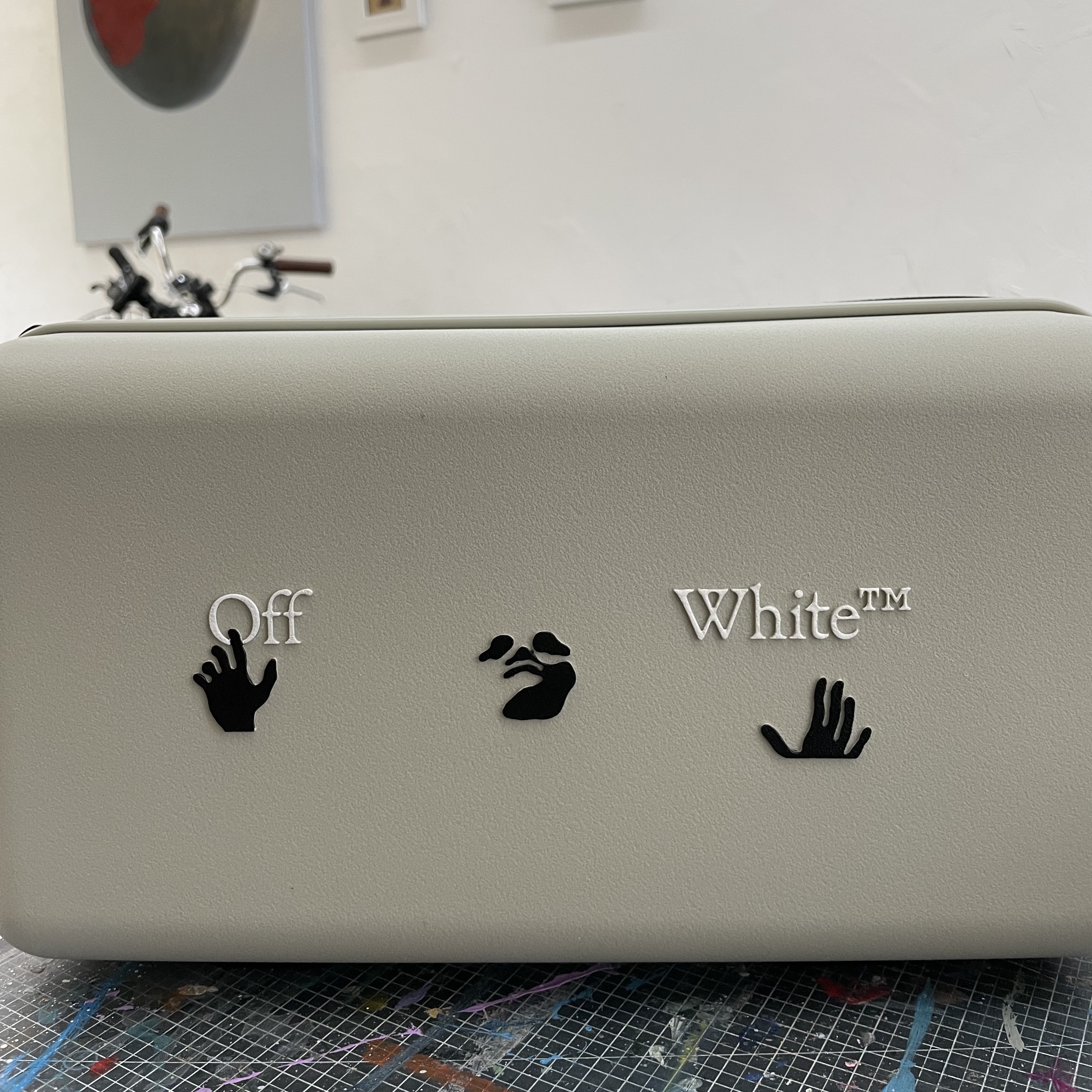 Off-White x Amore Pacific Protection Box (Without Cosmetics) 착용 스타일 - 4