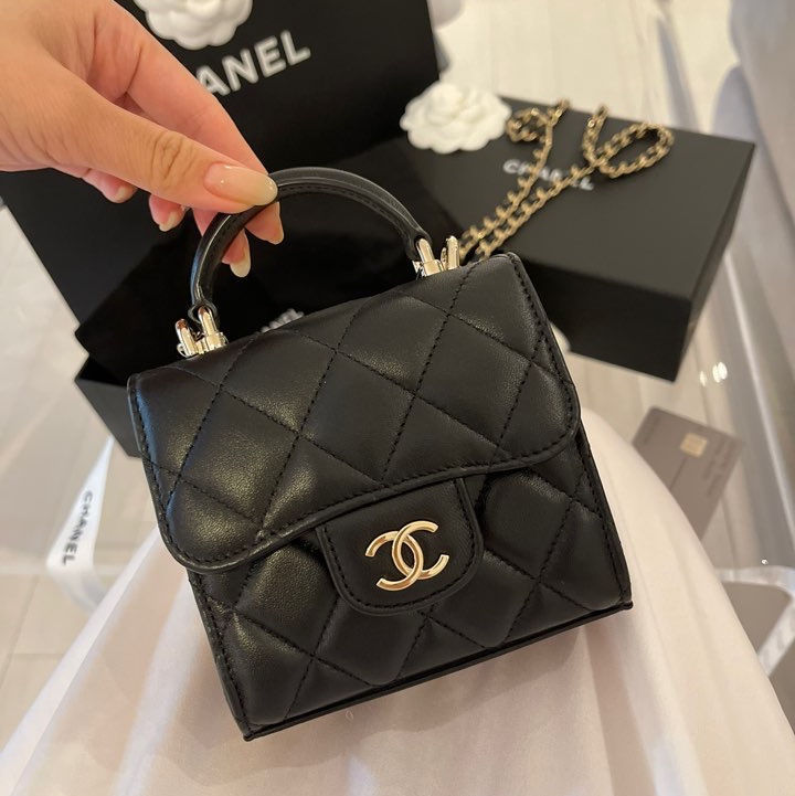 Chanel Flap Coin Purse with Chain Lambskin & Gold Black 착용 스타일 - 3