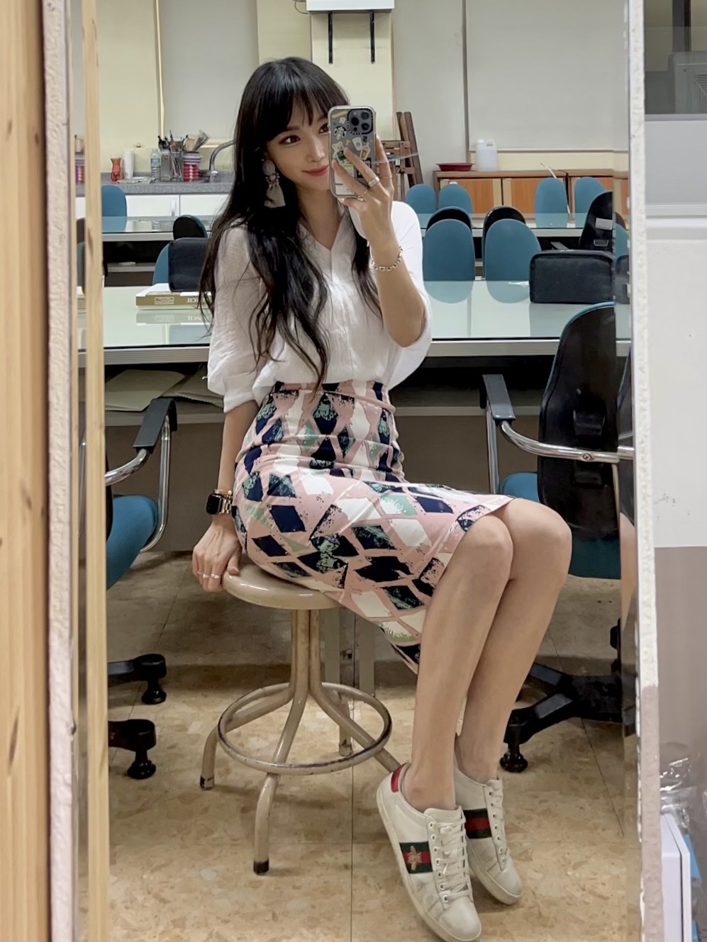 Gucci Ace Embroidered Bee, Casetify x Starbucks Icon Impact iPhone Case Clear 착용 스타일 - 1
