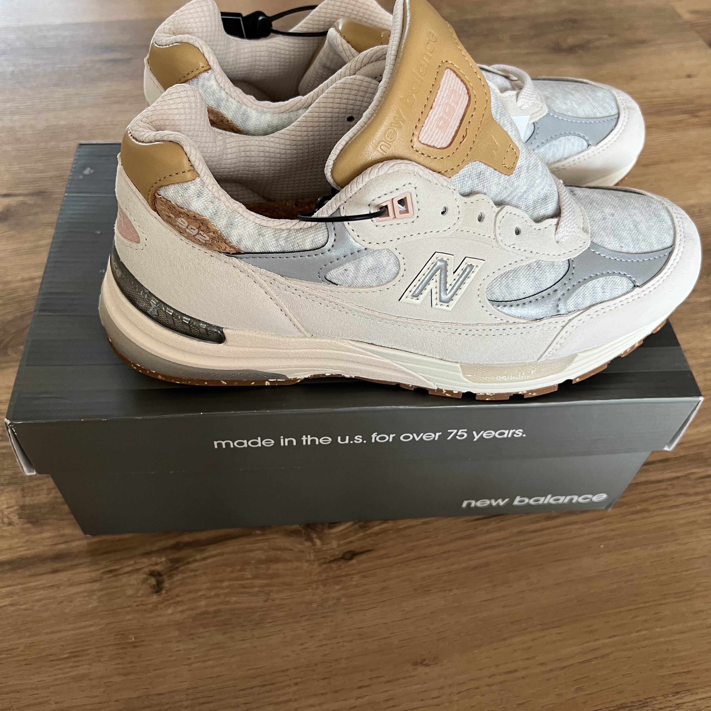 (W) New Balance 992 Made in USA Raw Silk 착용 스타일 - 3