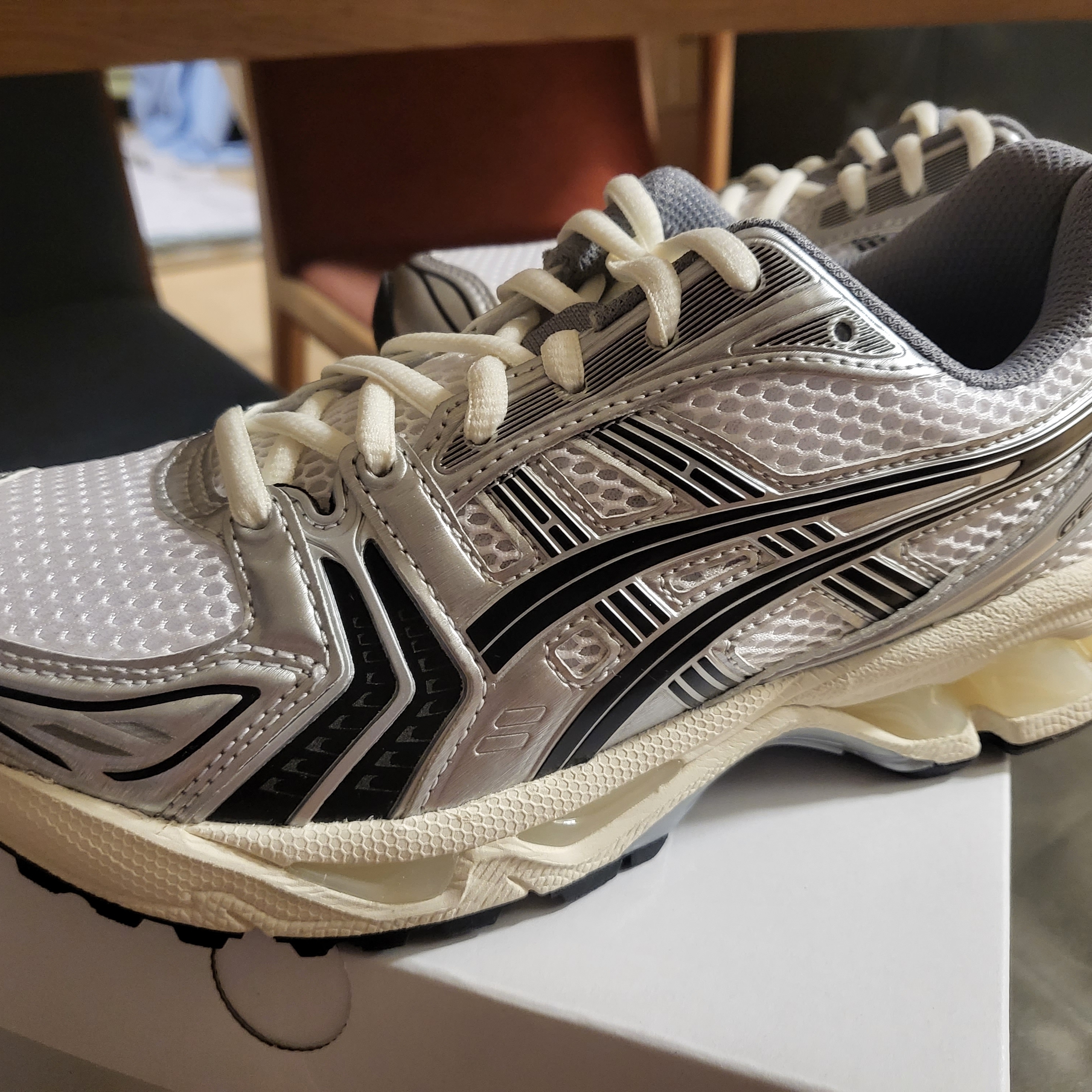 Asics x JJJJound Gel-Kayano 14 Silver Black 착용 스타일 - 4