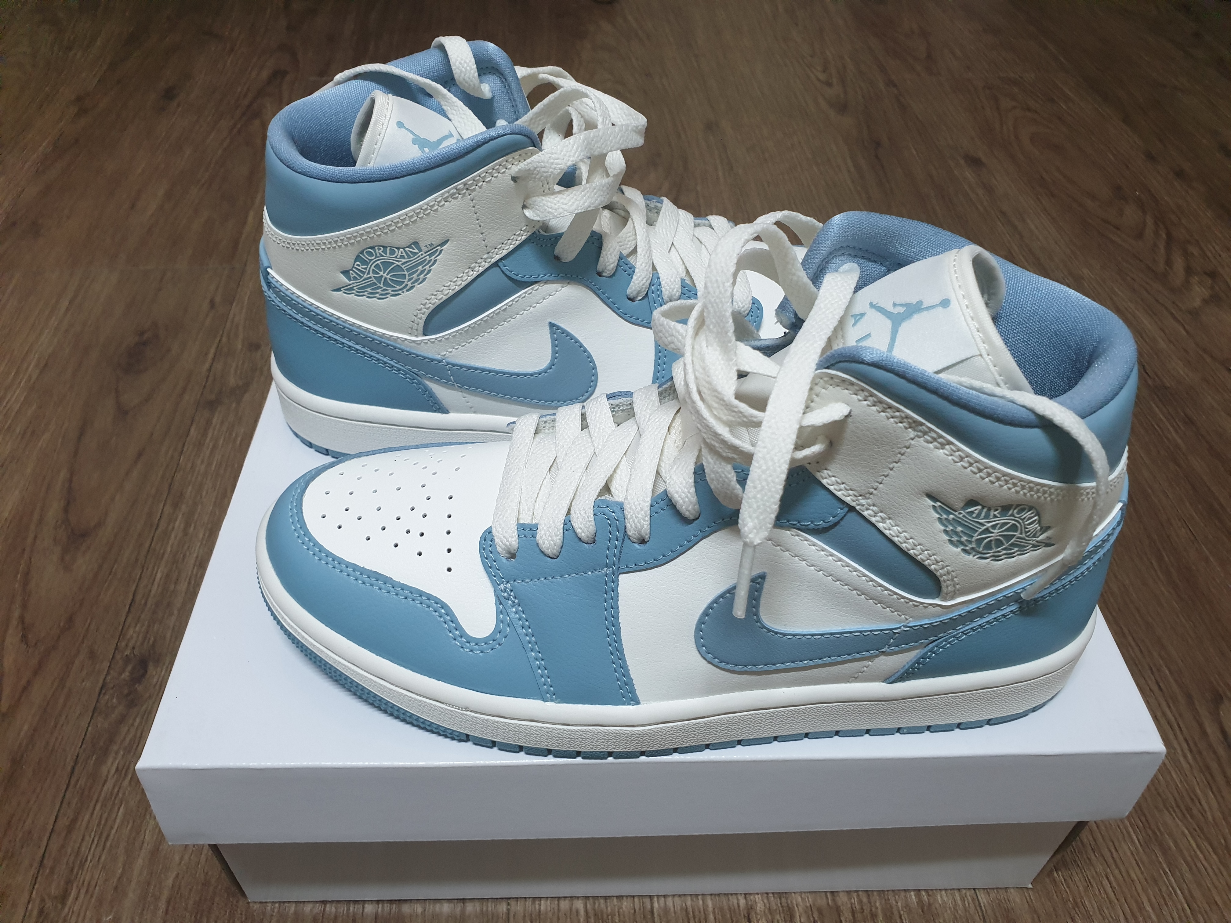 (W) Jordan 1 Mid Sail and Worn Blue 착용 스타일 - 3