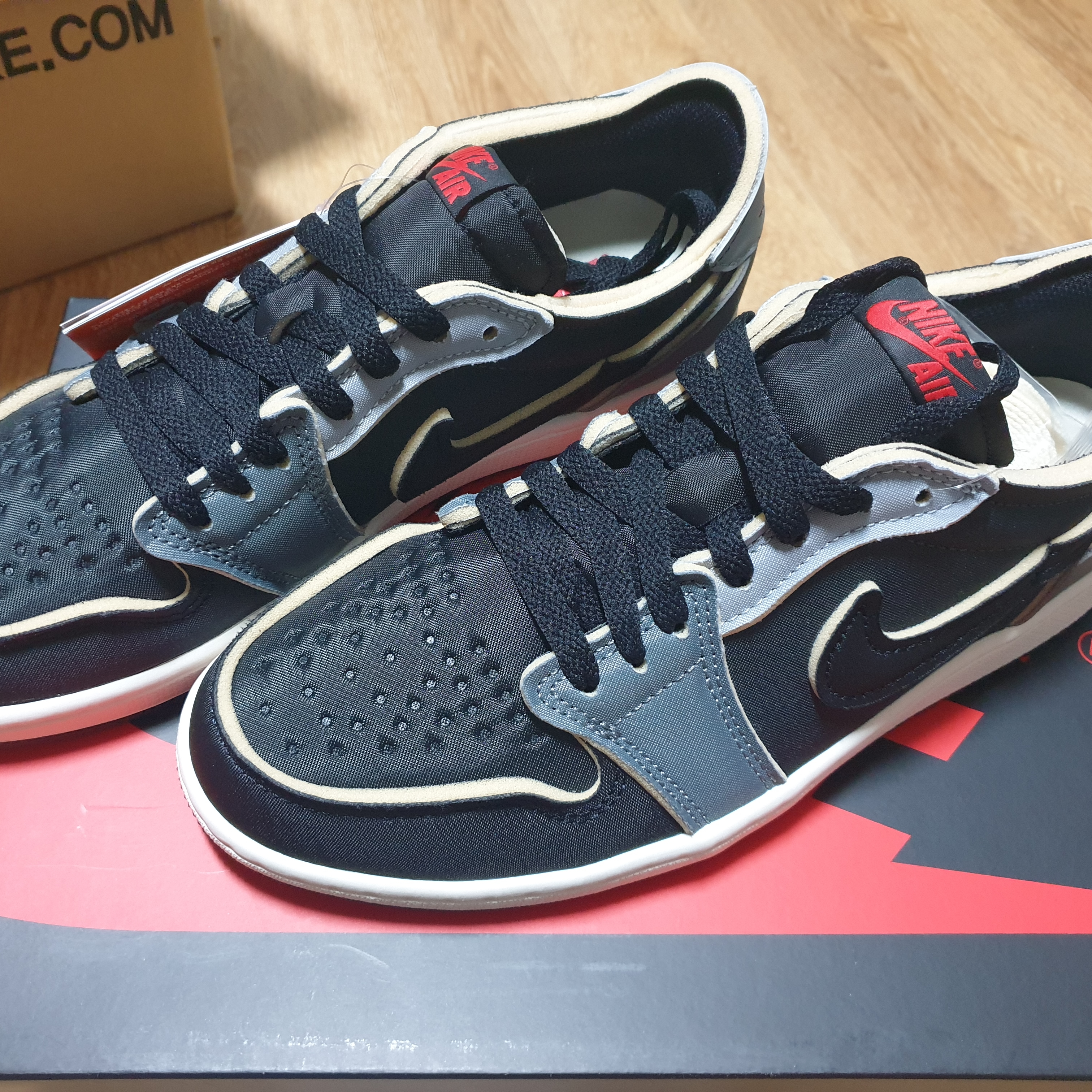 Jordan 1 Retro Low OG EX Black and Smoke Grey 착용 스타일