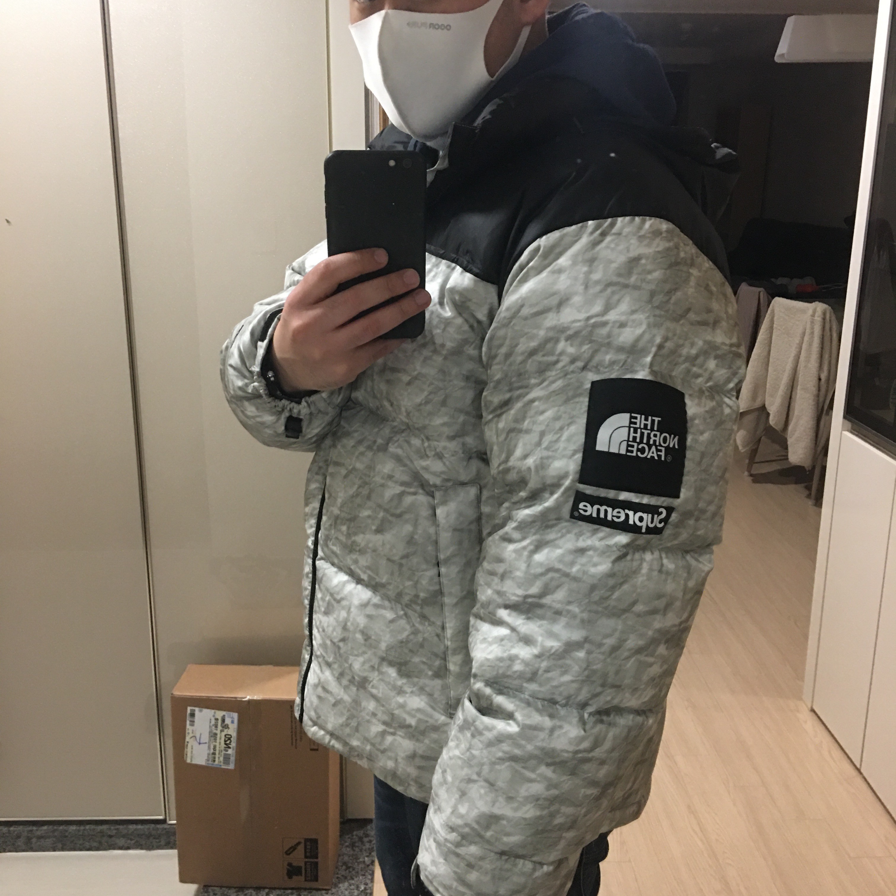 Supreme x The North Face Paper Print Nuptse Jacket - 19FW 착용 스타일 - 1