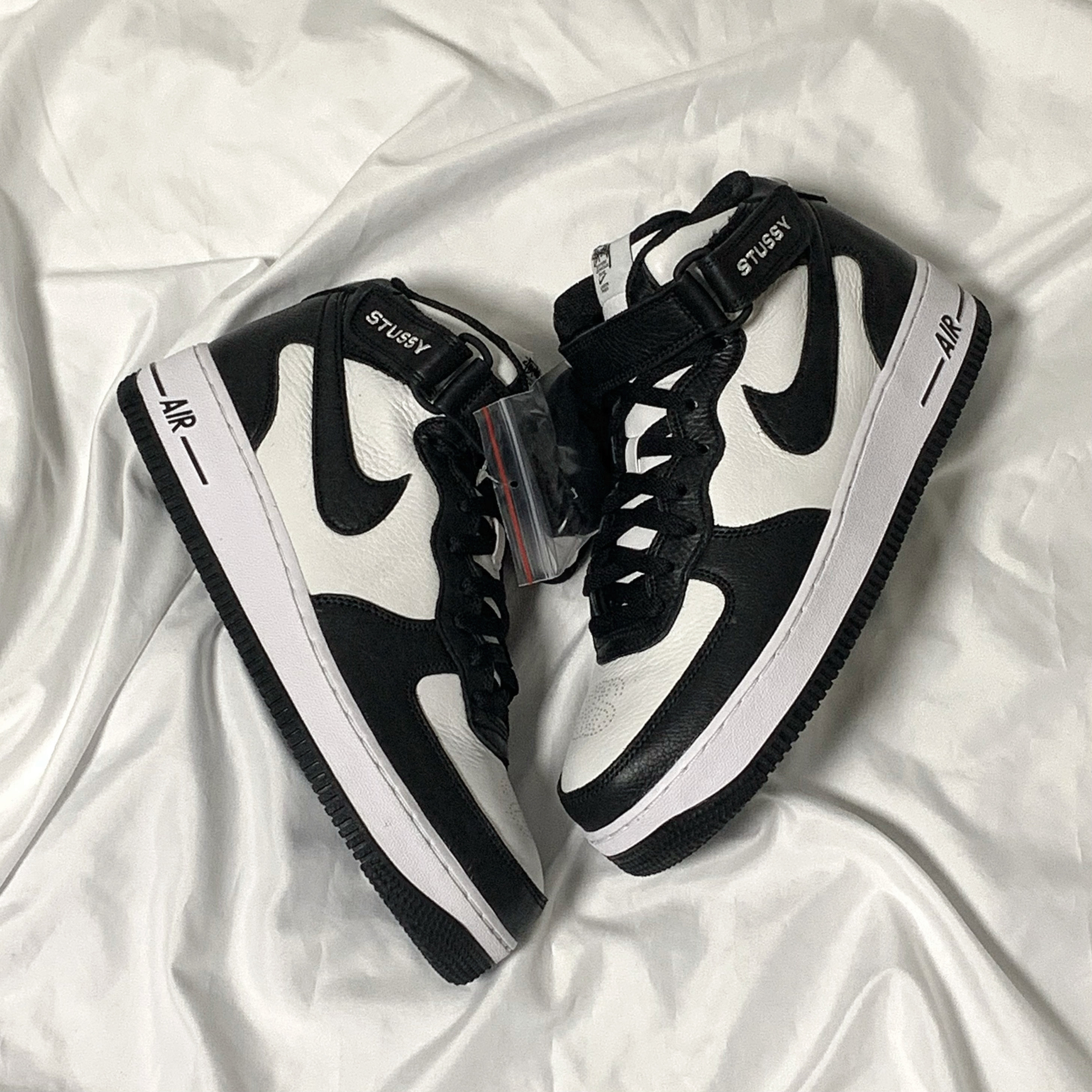 Nike x Stussy Air Force 1 '07 Mid SP Black and Light Bone 착용 스타일