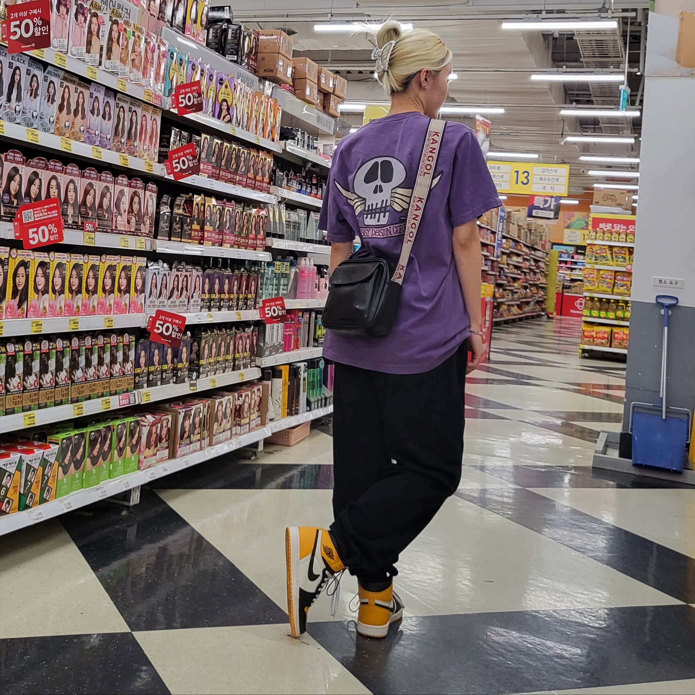 Jordan 1 Retro High OG Taxi, Stussy Skull Wings Pigment Dyed T-Shirt Purple 착용 스타일