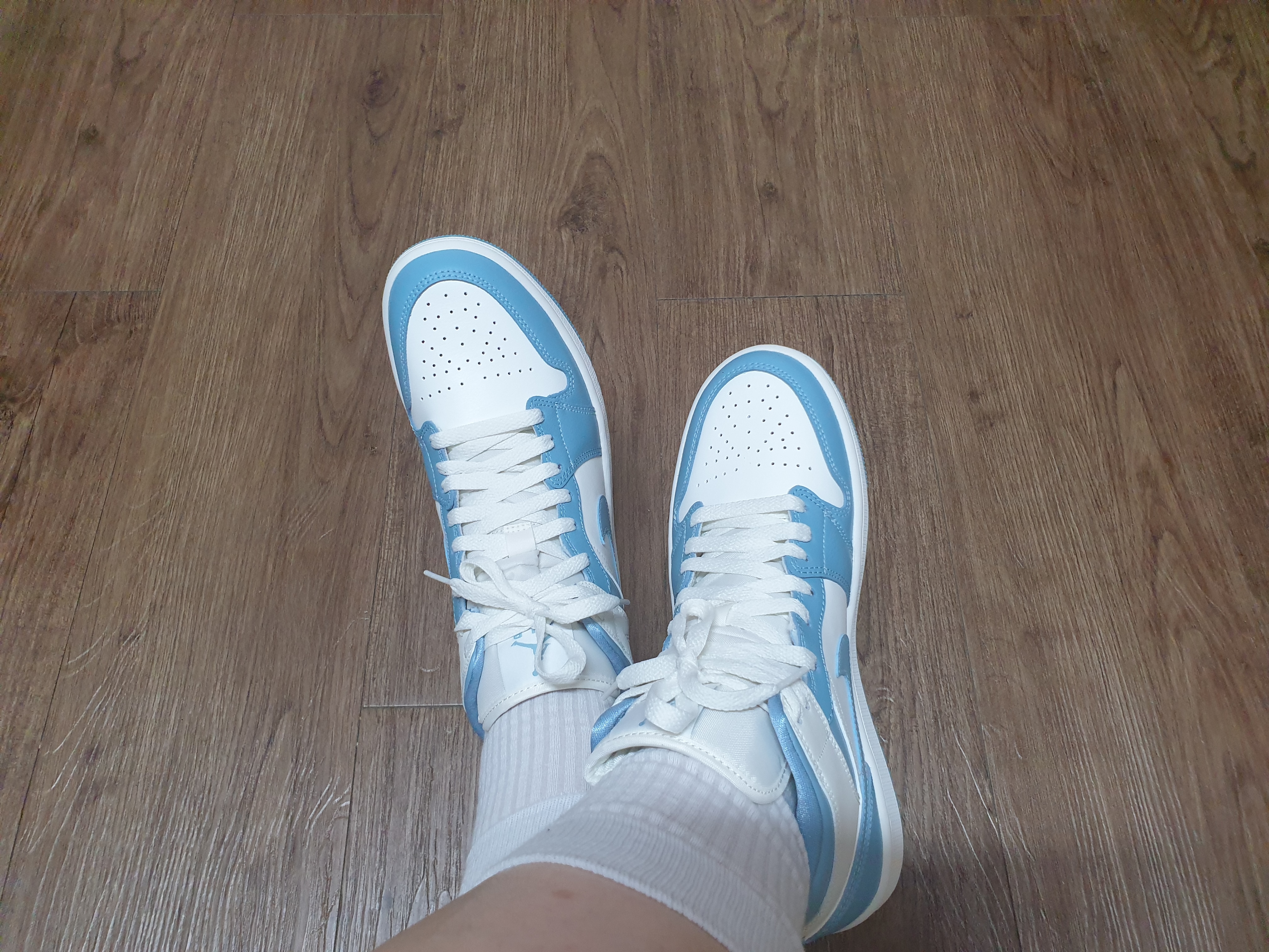 (W) Jordan 1 Mid Sail and Worn Blue 착용 스타일 - 1