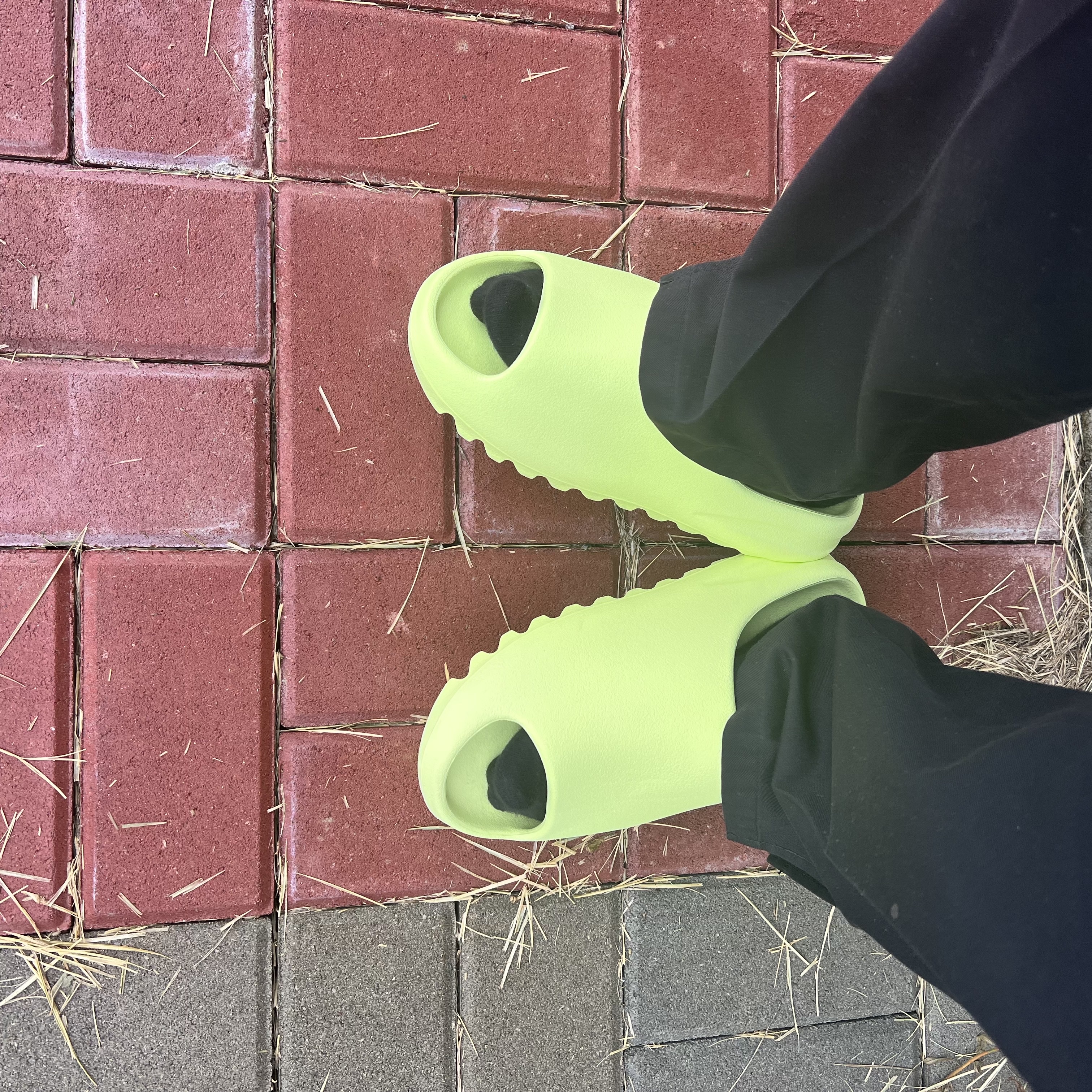 Adidas Yeezy Slide Glow Green 2022/2023 착용 스타일 - 2
