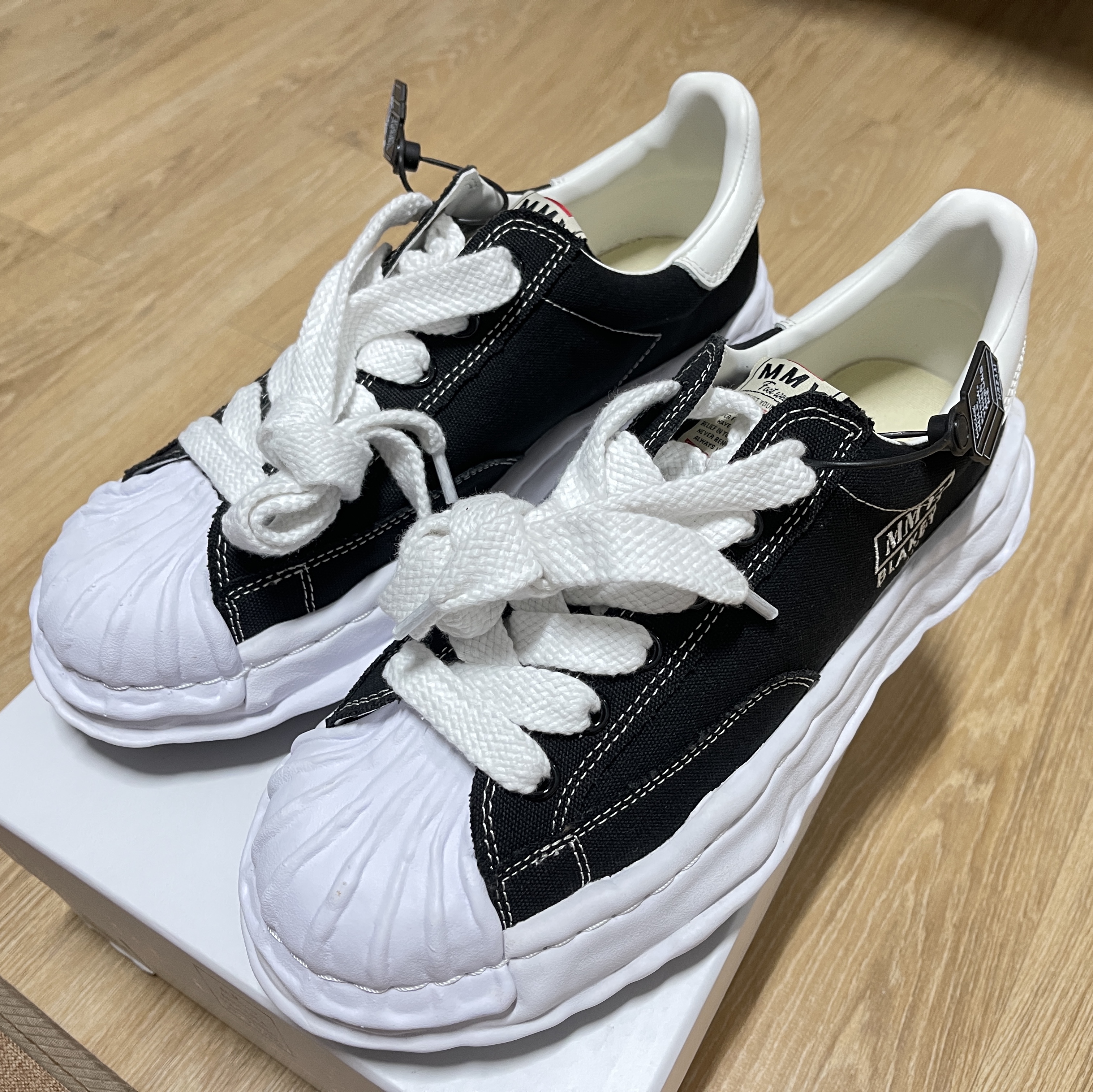 Maison Mihara Yasuhiro Blakey OG Sole Canvas Low-top Sneakers Black White 착용 스타일 - 2