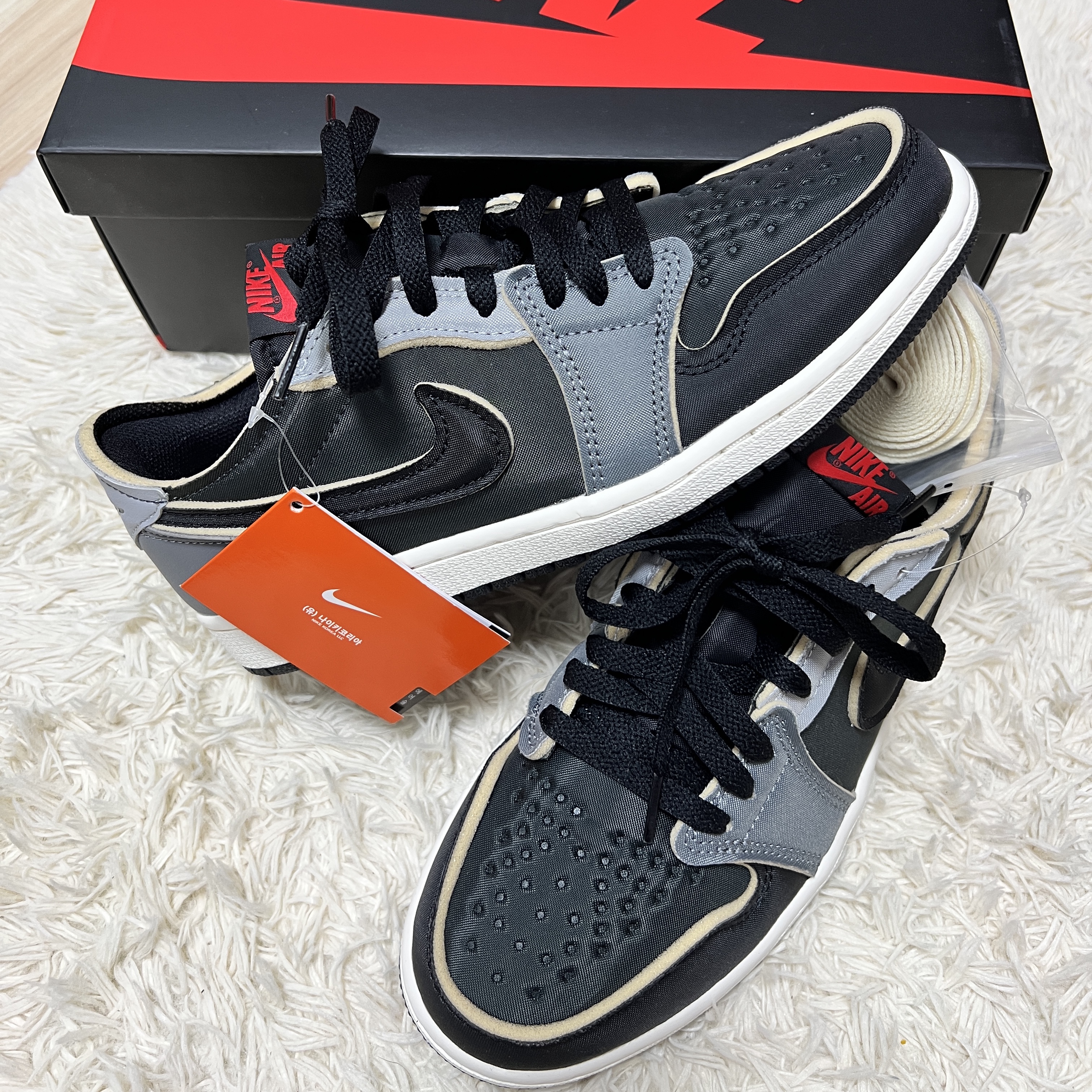 Jordan 1 Retro Low OG EX Black and Smoke Grey 착용 스타일 - 1