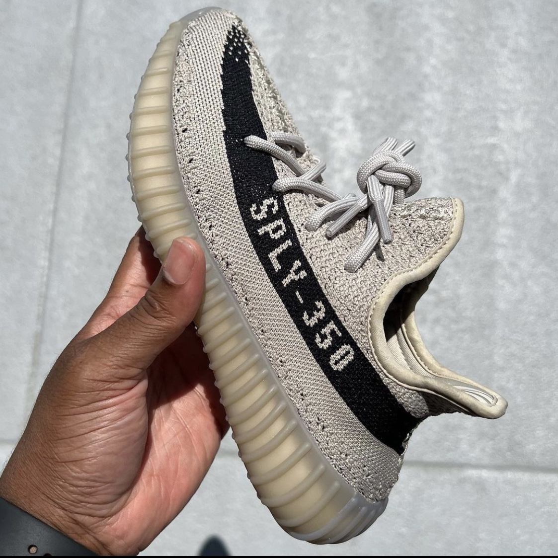 Adidas Yeezy Boost 350 V2 Slate Core Black 2022/2023 착용 스타일 - 3