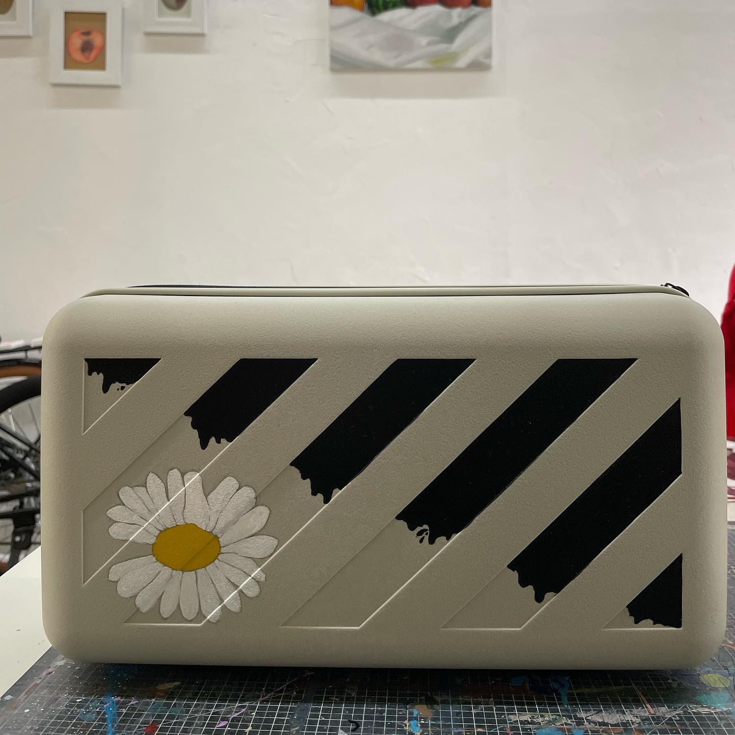 Off-White x Amore Pacific Protection Box (Without Cosmetics) 착용 스타일 - 2