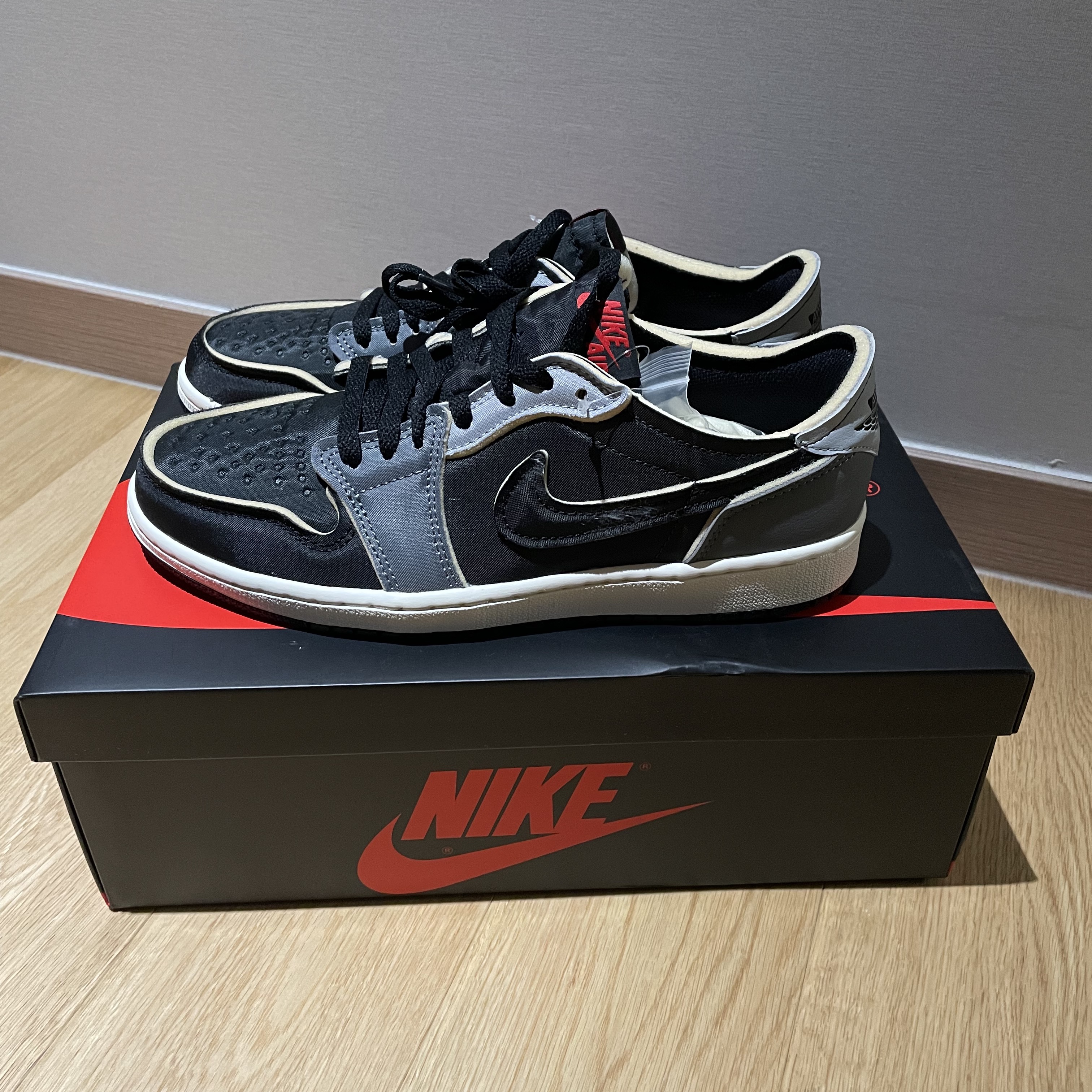 Jordan 1 Retro Low OG EX Black and Smoke Grey 착용 스타일 - 2