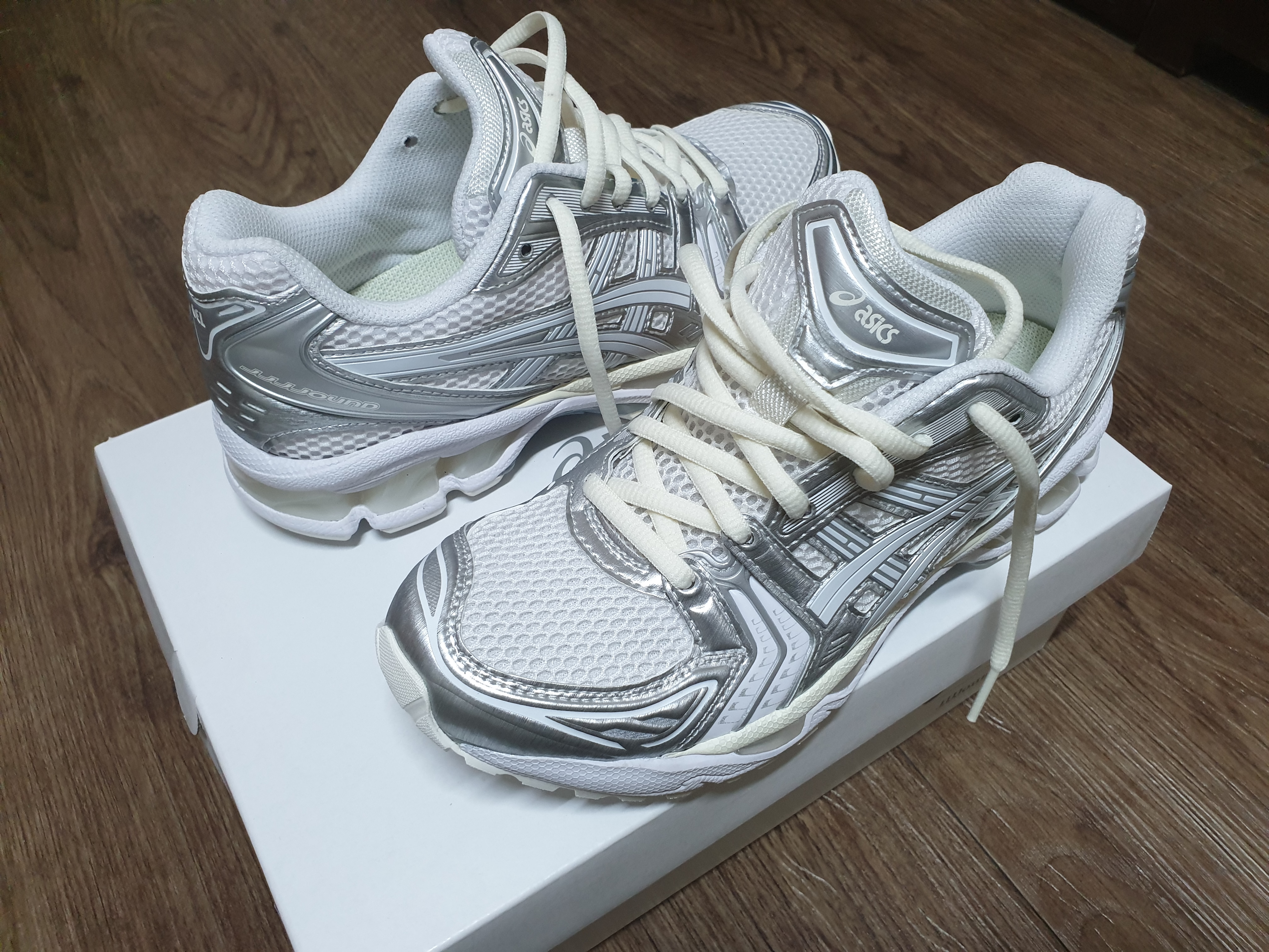 Asics x JJJJound Gel-Kayano 14 Silver White 착용 스타일 - 1
