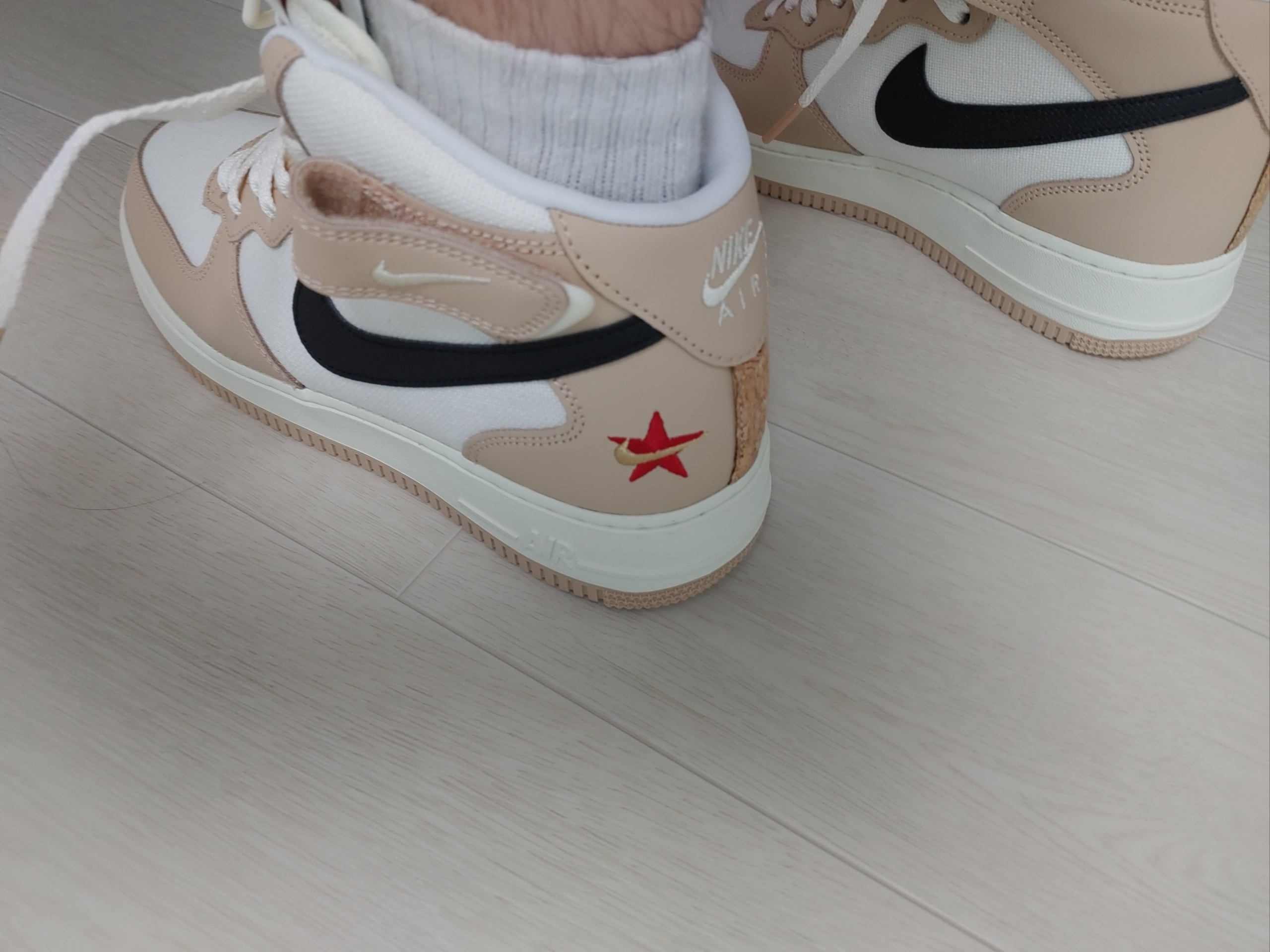 Nike Air Force 1 Mid '07 LX Pale Ivory and Shimmer 착용 스타일 - 4