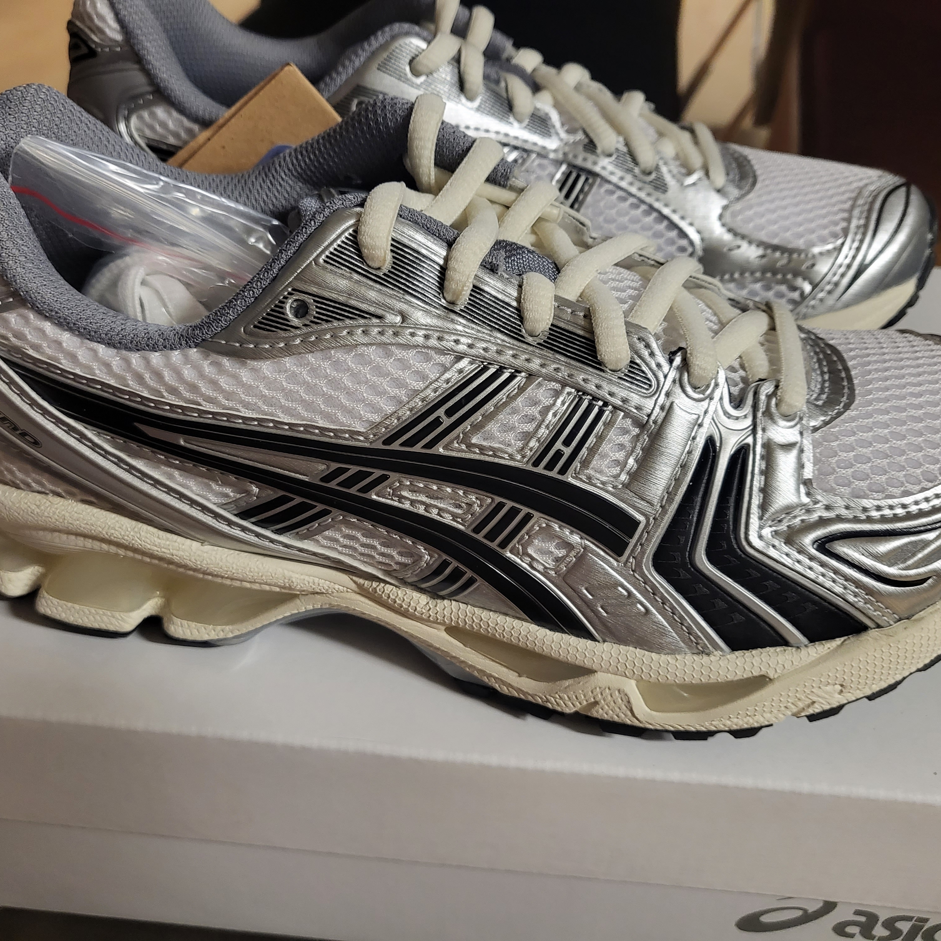 Asics x JJJJound Gel-Kayano 14 Silver Black 착용 스타일 - 1