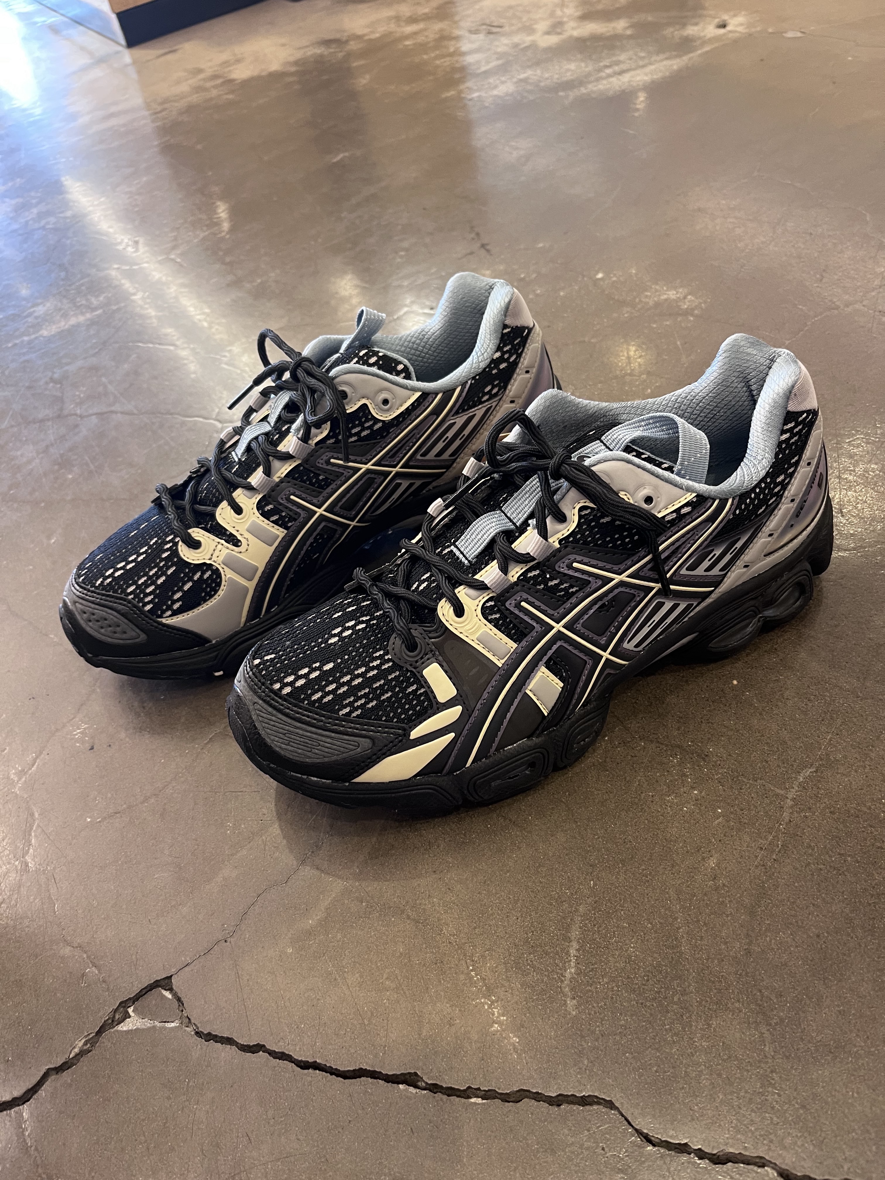 Asics UB5-S Gel-Nimbus 9 Black Gunmetal 착용 스타일 - 1