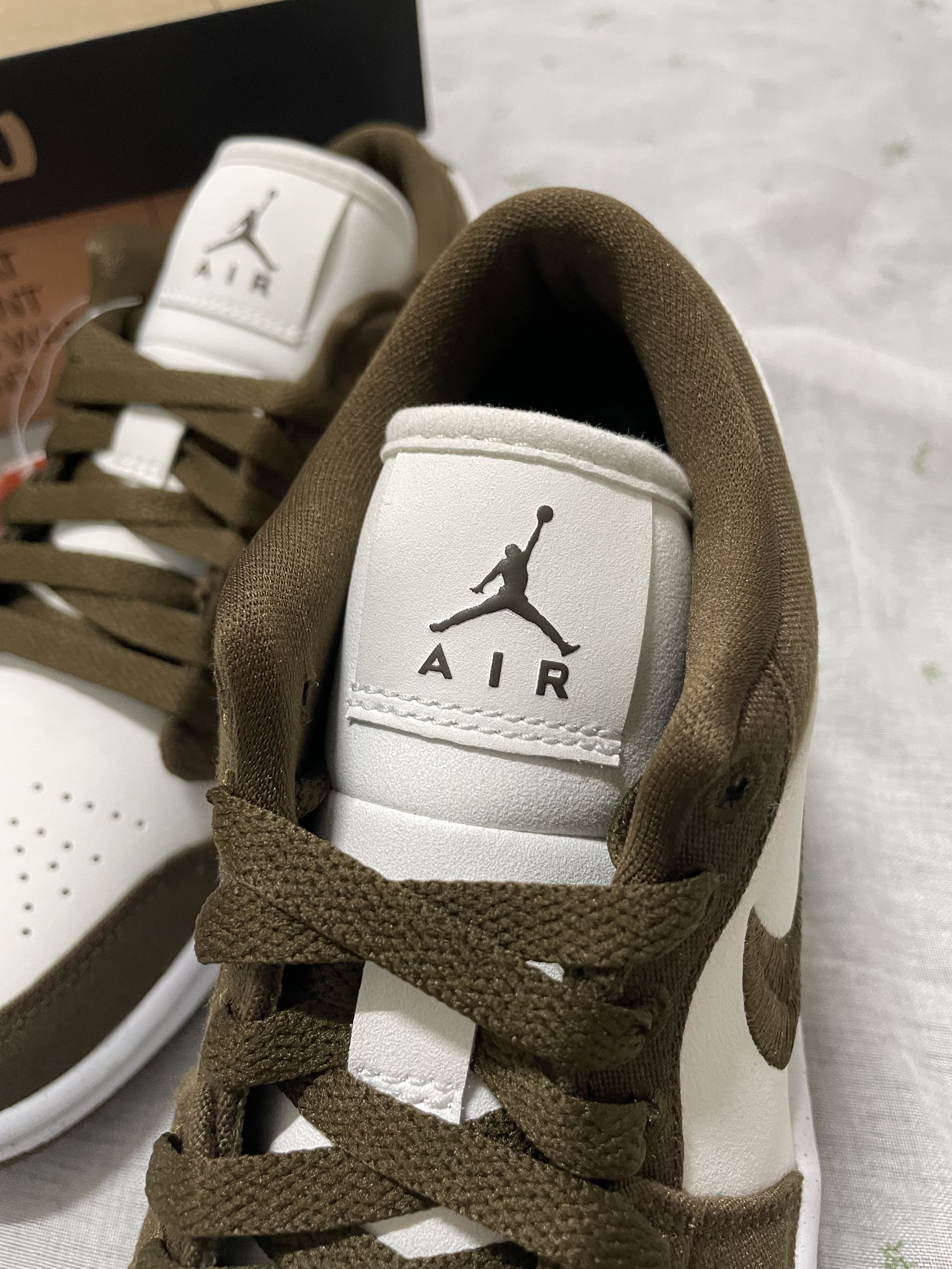 (W) Jordan 1 Low SE Light Olive 착용 스타일 - 2